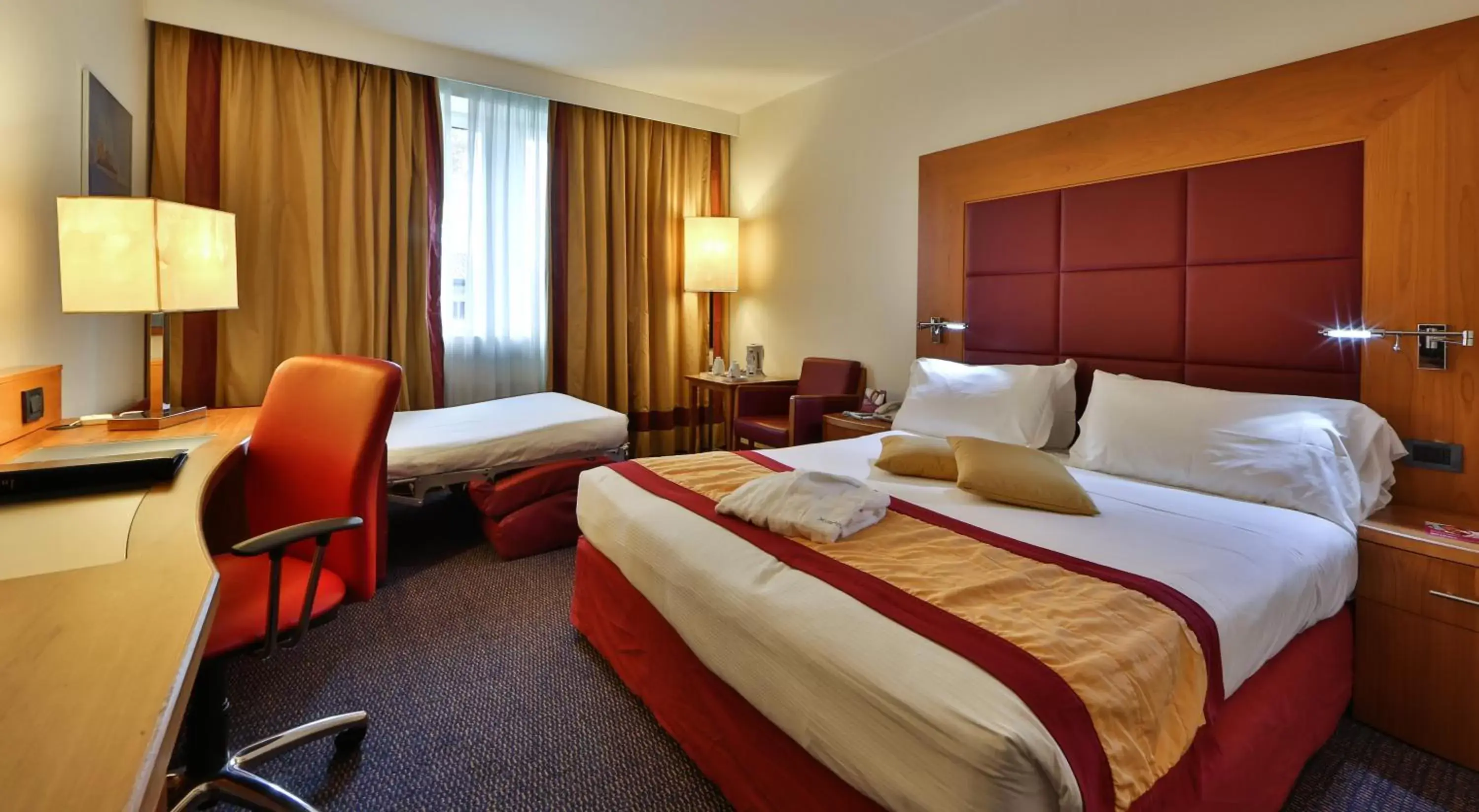 Photo of the whole room, Bed in Crowne Plaza Venice East, an IHG Hotel