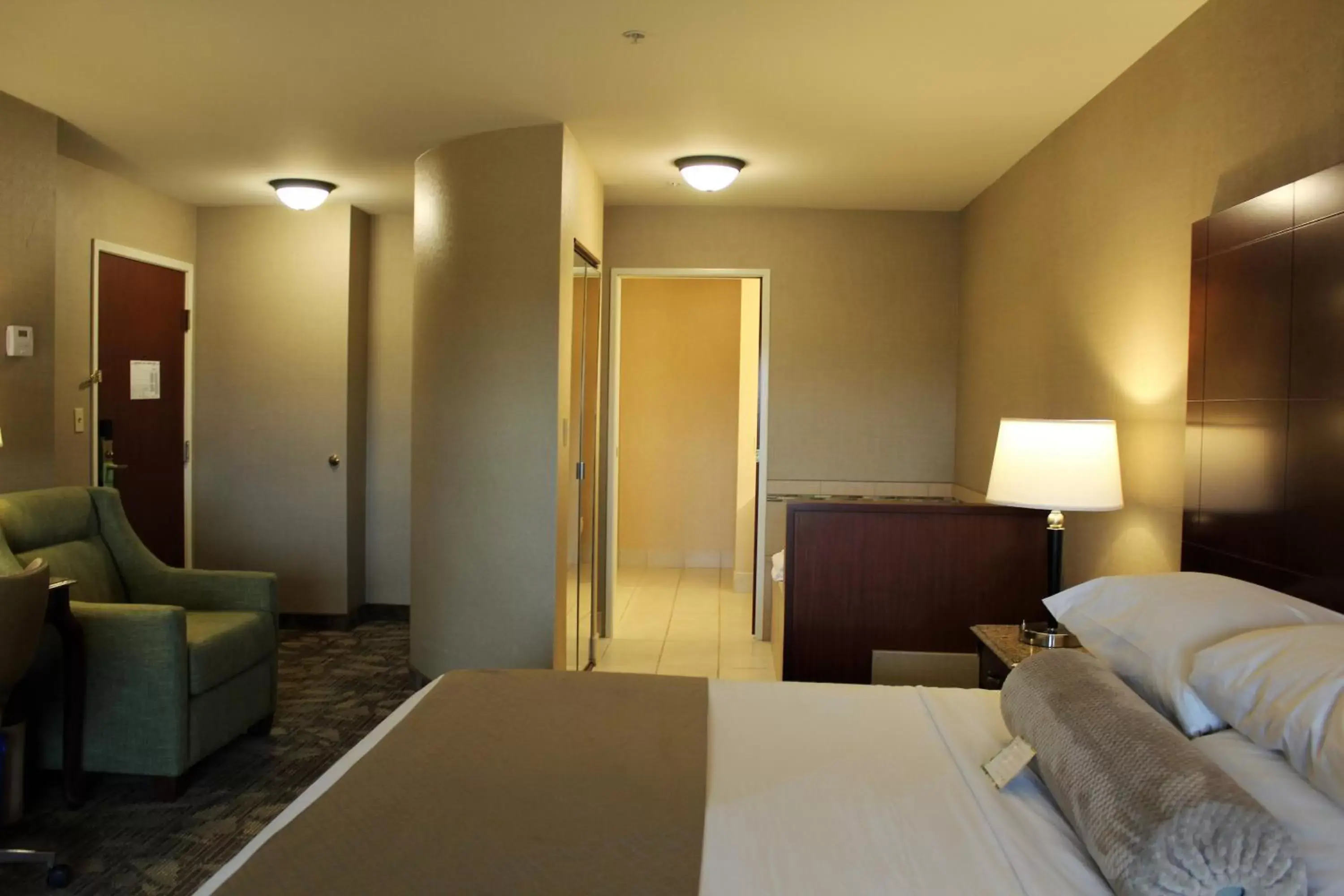 Bed in Medallion Inn and Suites