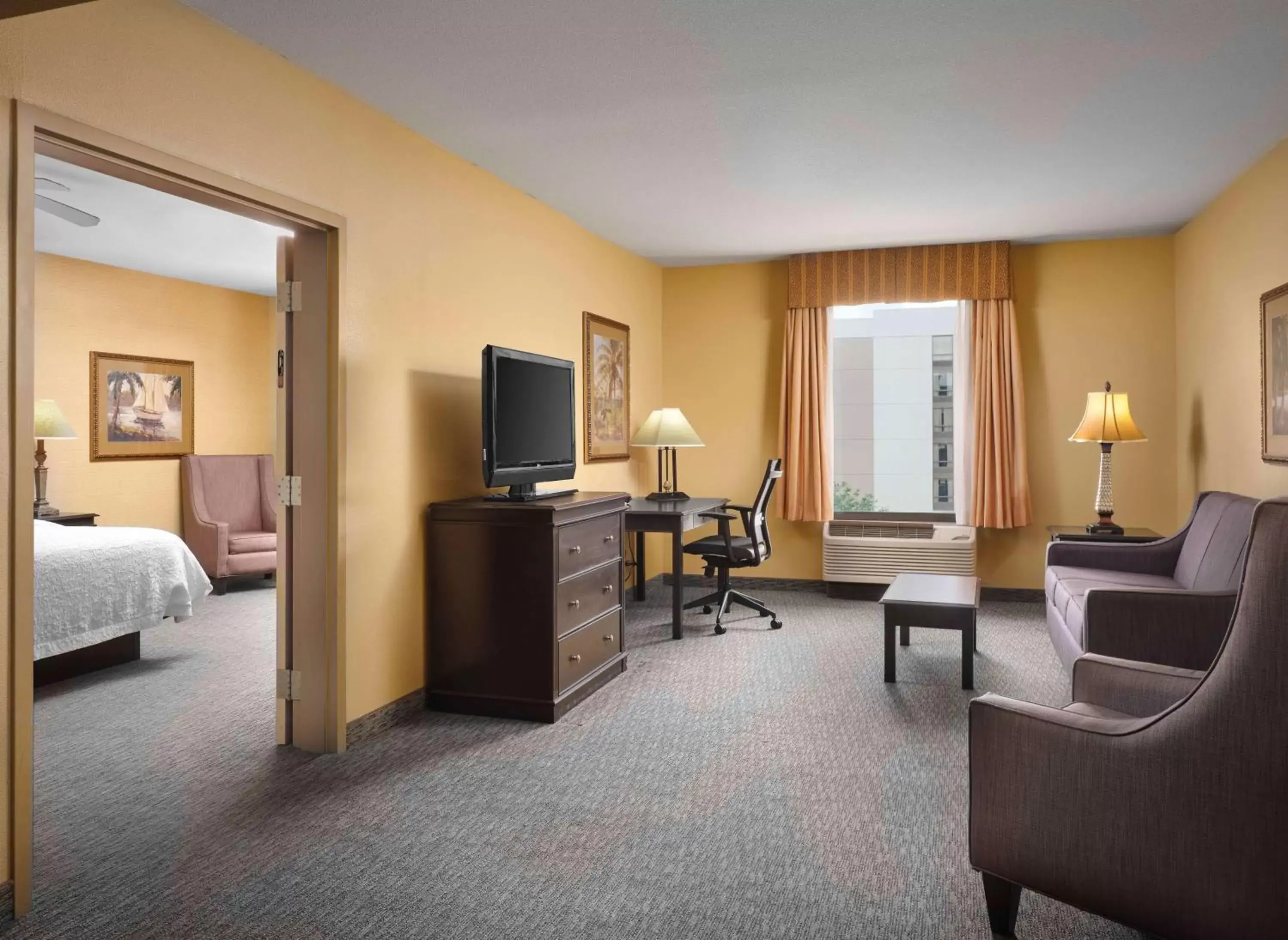 Living room, TV/Entertainment Center in Hampton Inn & Suites Dallas-DFW Airport Hurst