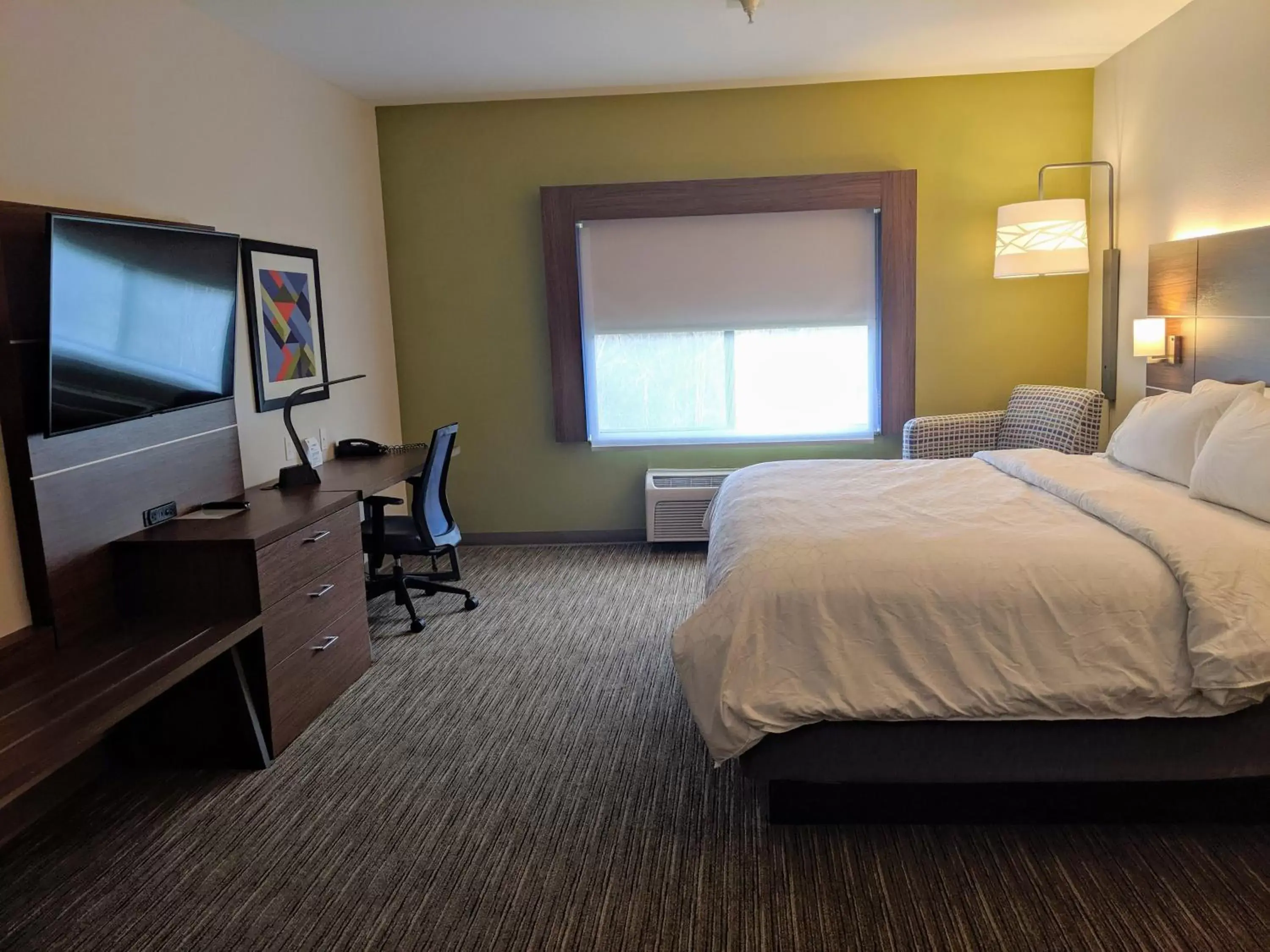 Photo of the whole room, Bed in Holiday Inn Express Stephens City, an IHG Hotel