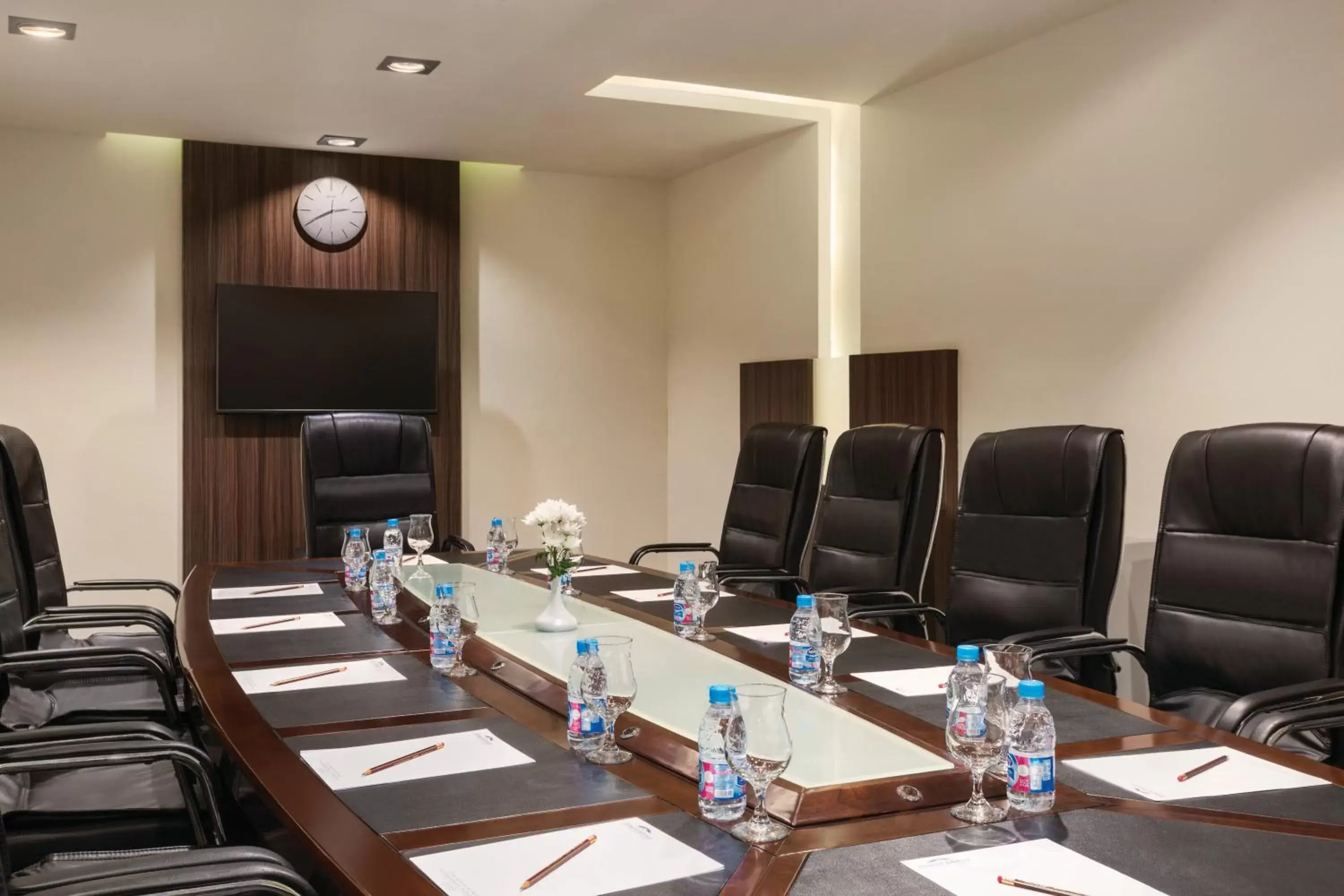 Meeting/conference room in Howard Johnson Dammam Hotel