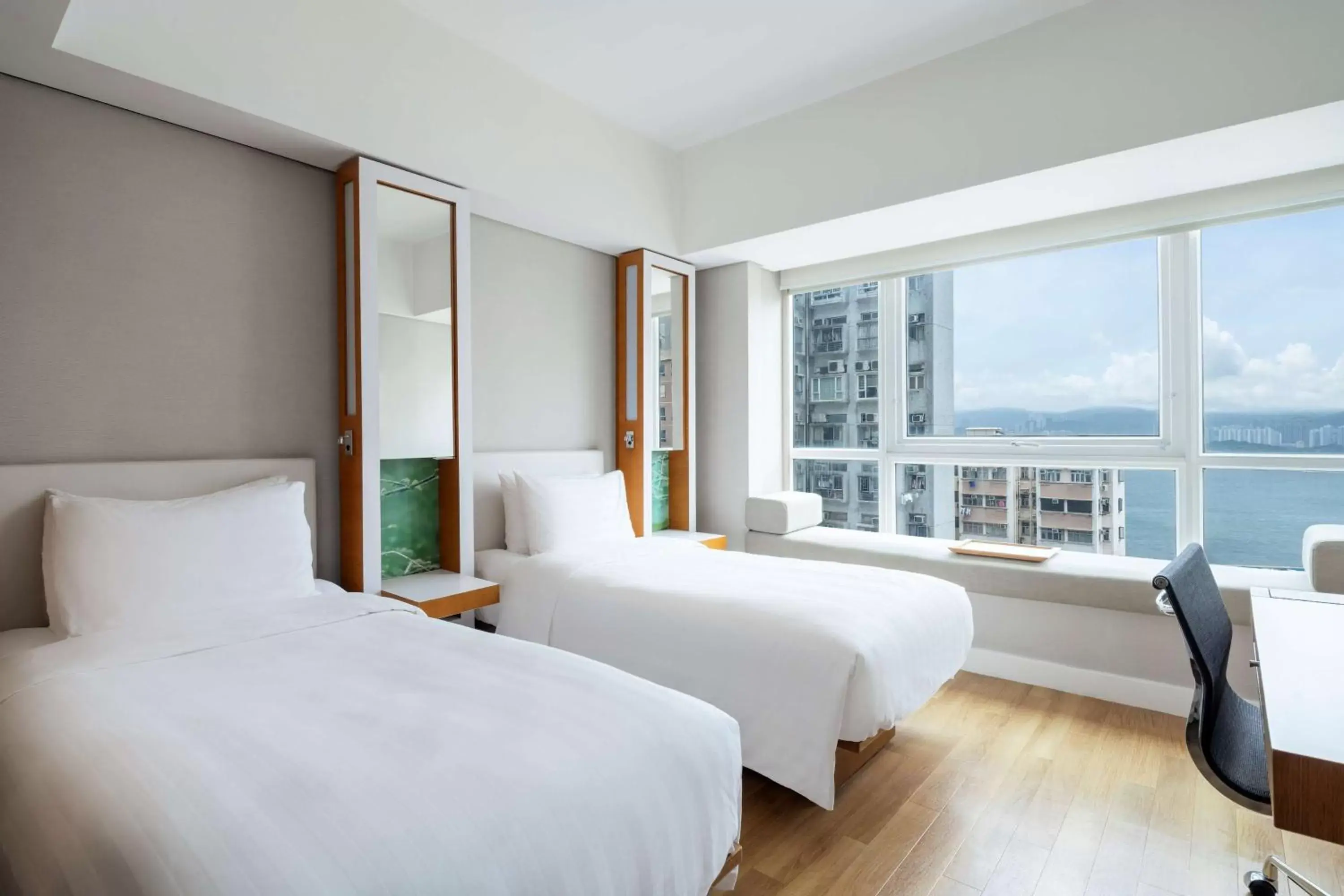 Photo of the whole room, Bed in Jen Hong Kong by Shangri-La