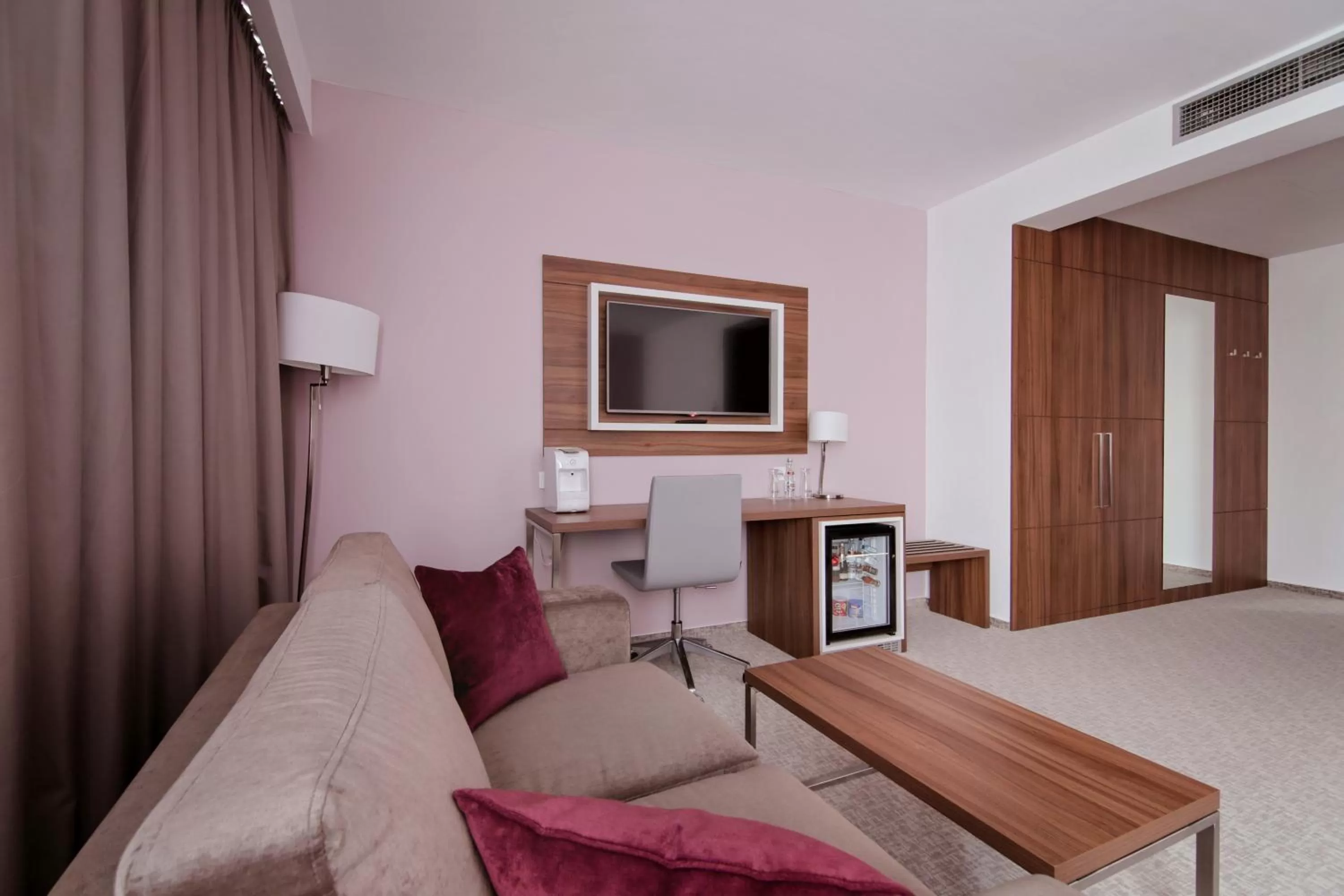 Photo of the whole room, Bed in Ramada Plaza Craiova