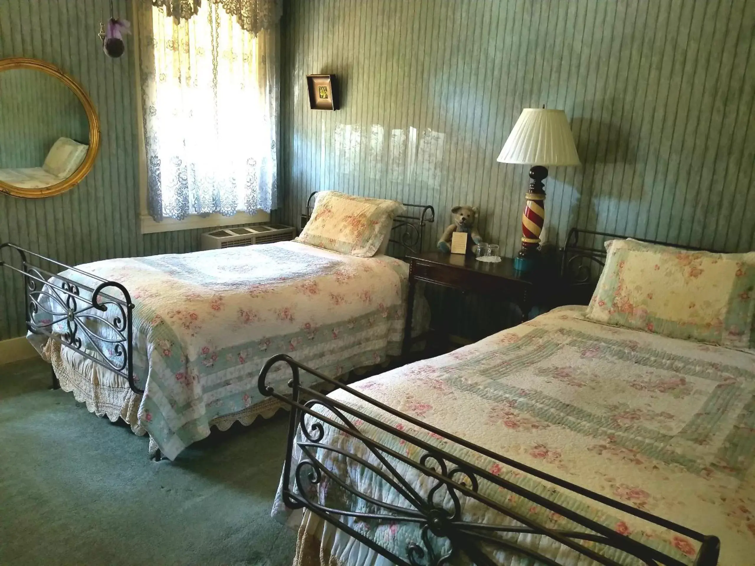 Twin Room with Private Bathroom in American River Inn