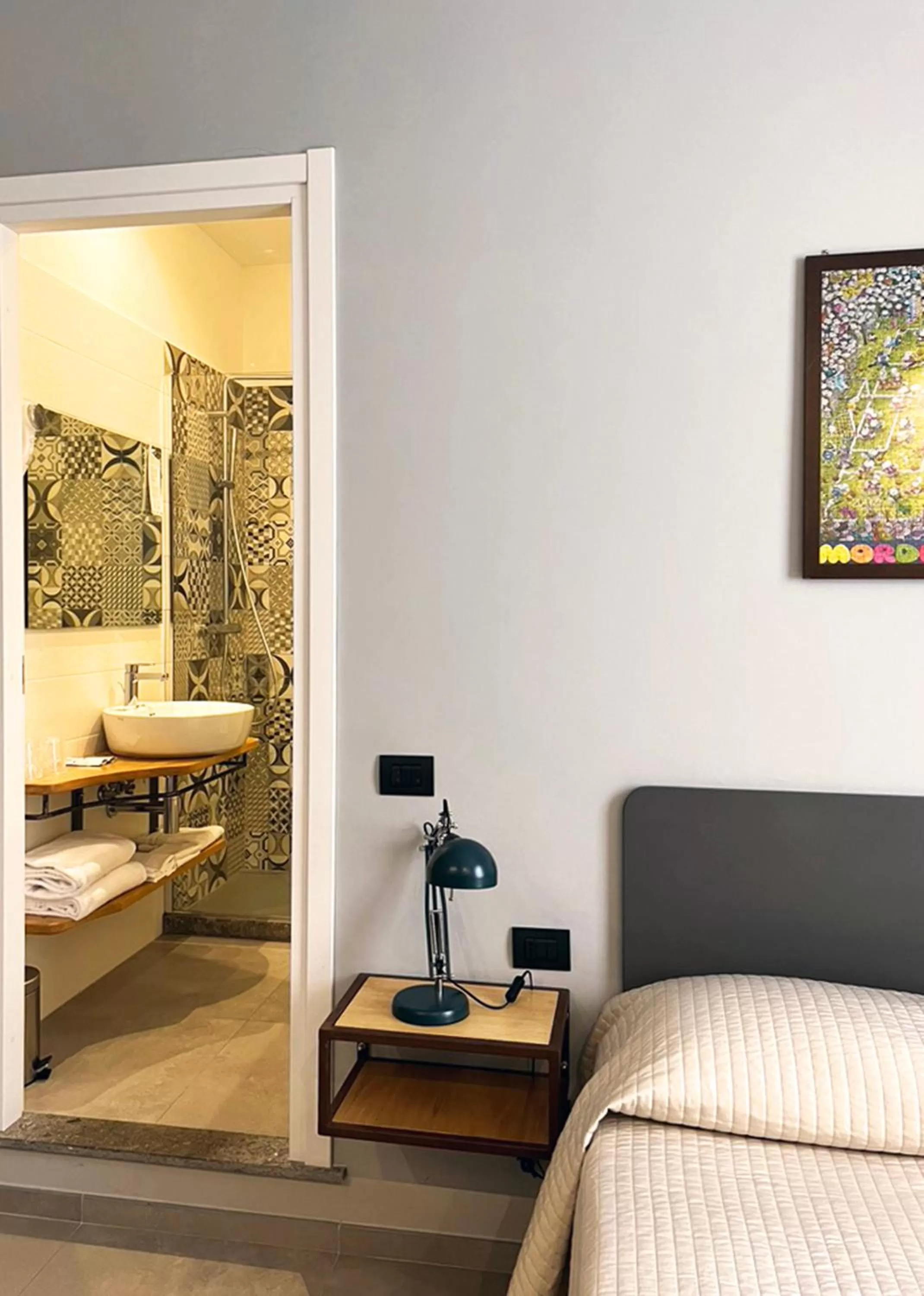 Bathroom, Bed in Hotel King