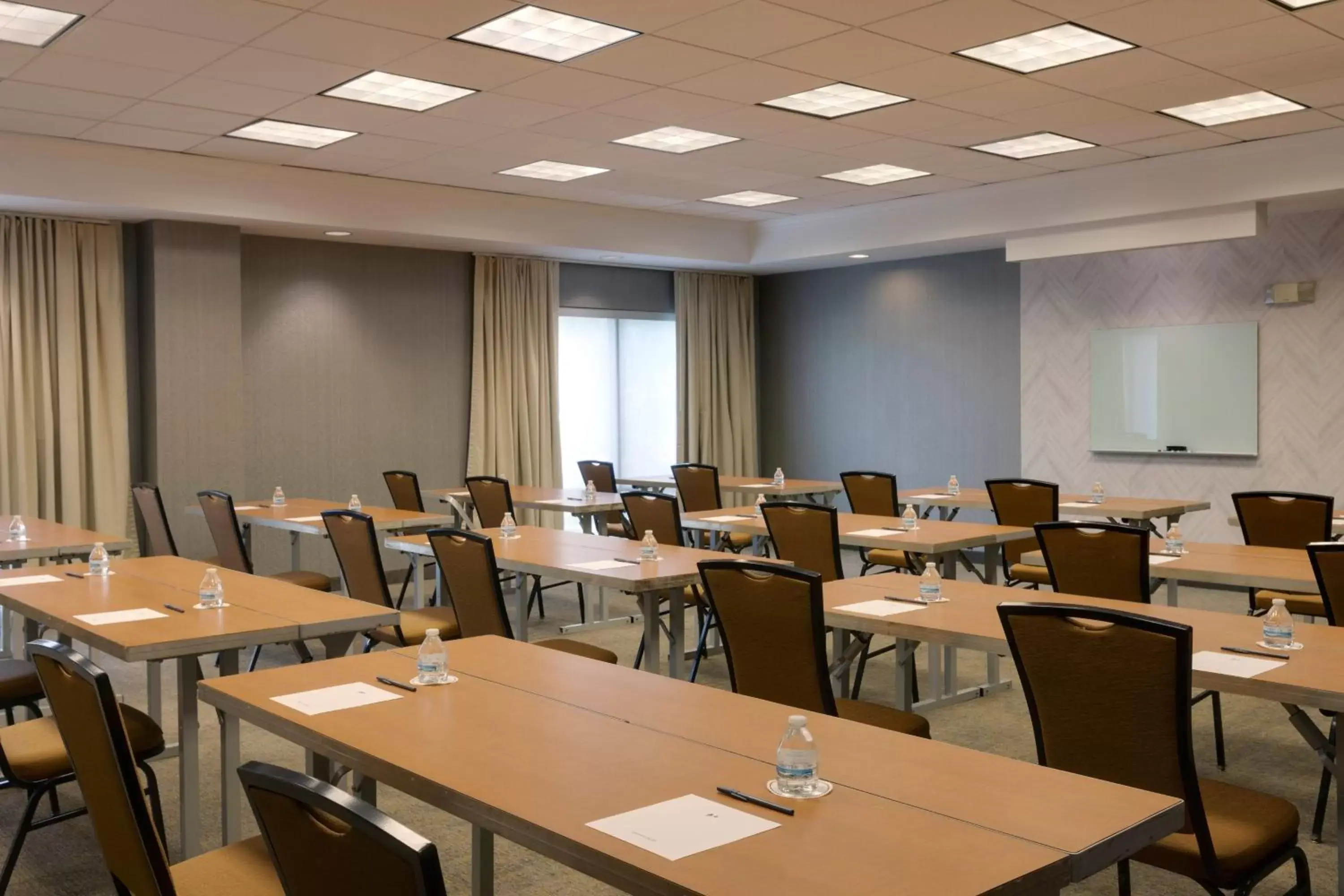 Meeting/conference room in SpringHill Suites by Marriott Newark International Airport