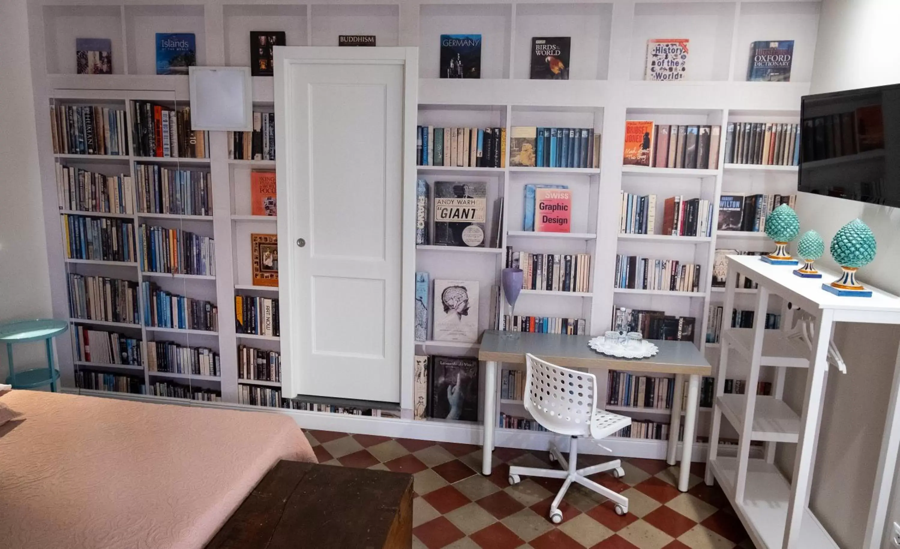 Bedroom, Library in Viva Catania