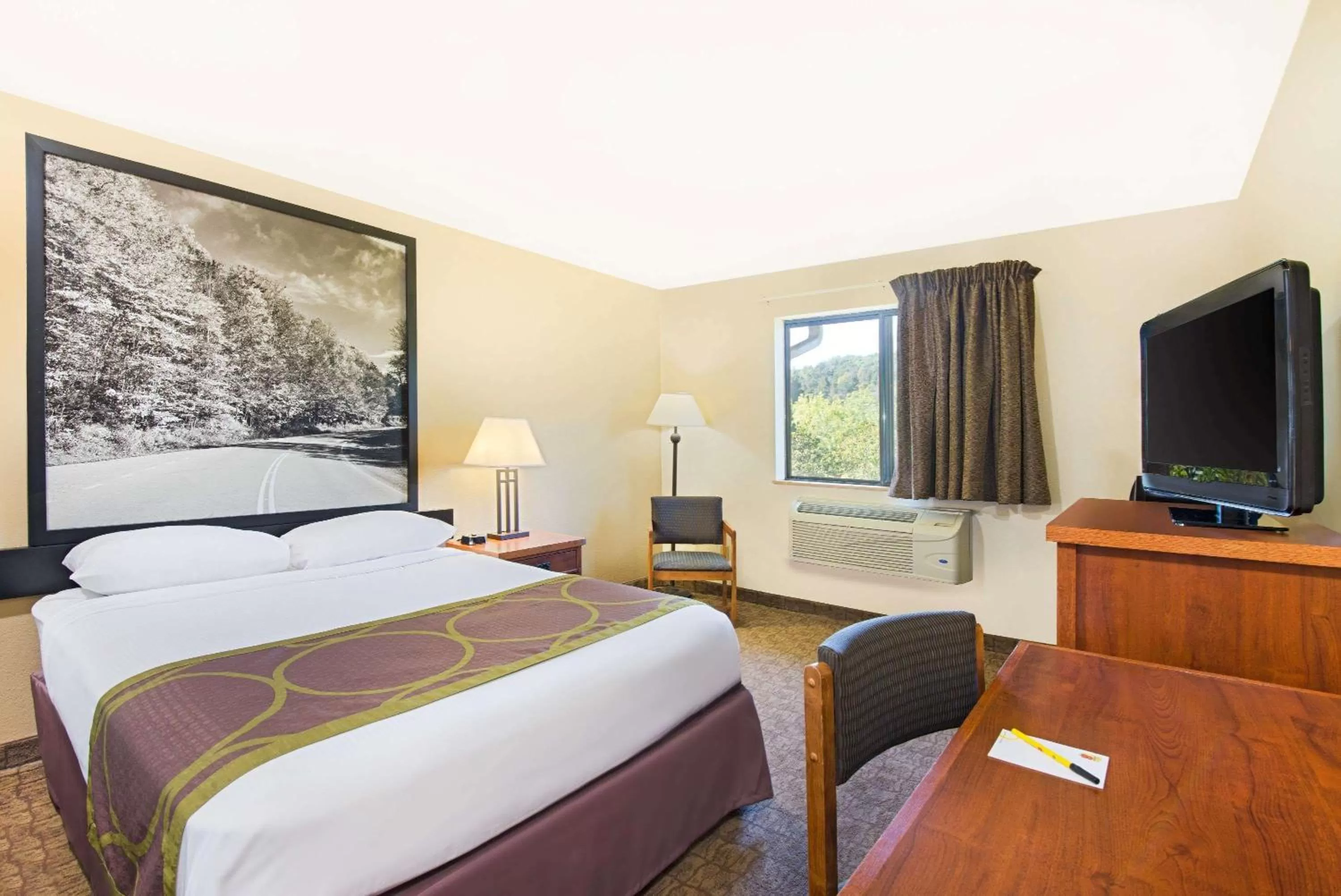 Photo of the whole room, Bed in Super 8 by Wyndham Ripley