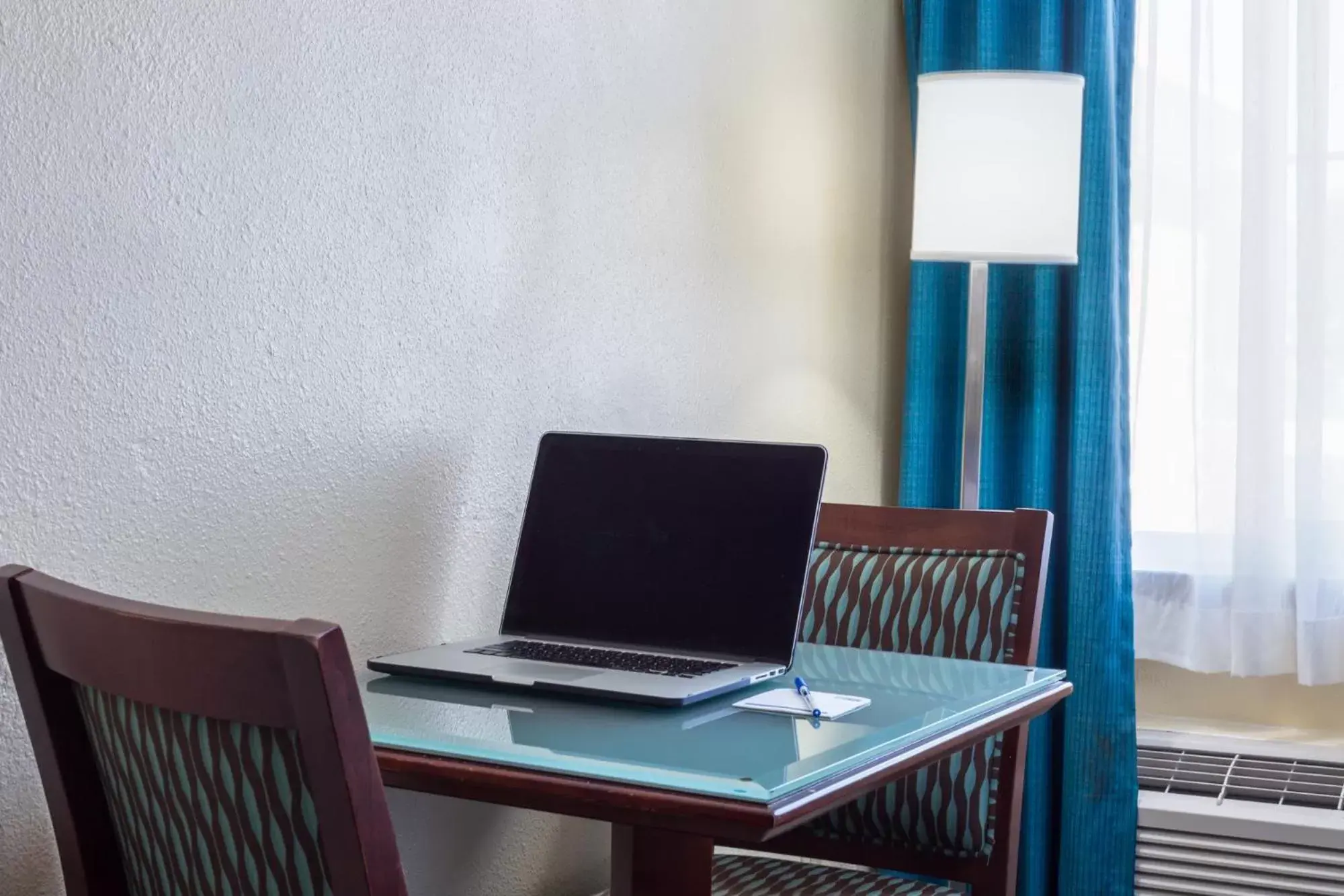 Bedroom, TV/Entertainment Center in Holiday Inn Express San Diego SeaWorld, an IHG Hotel