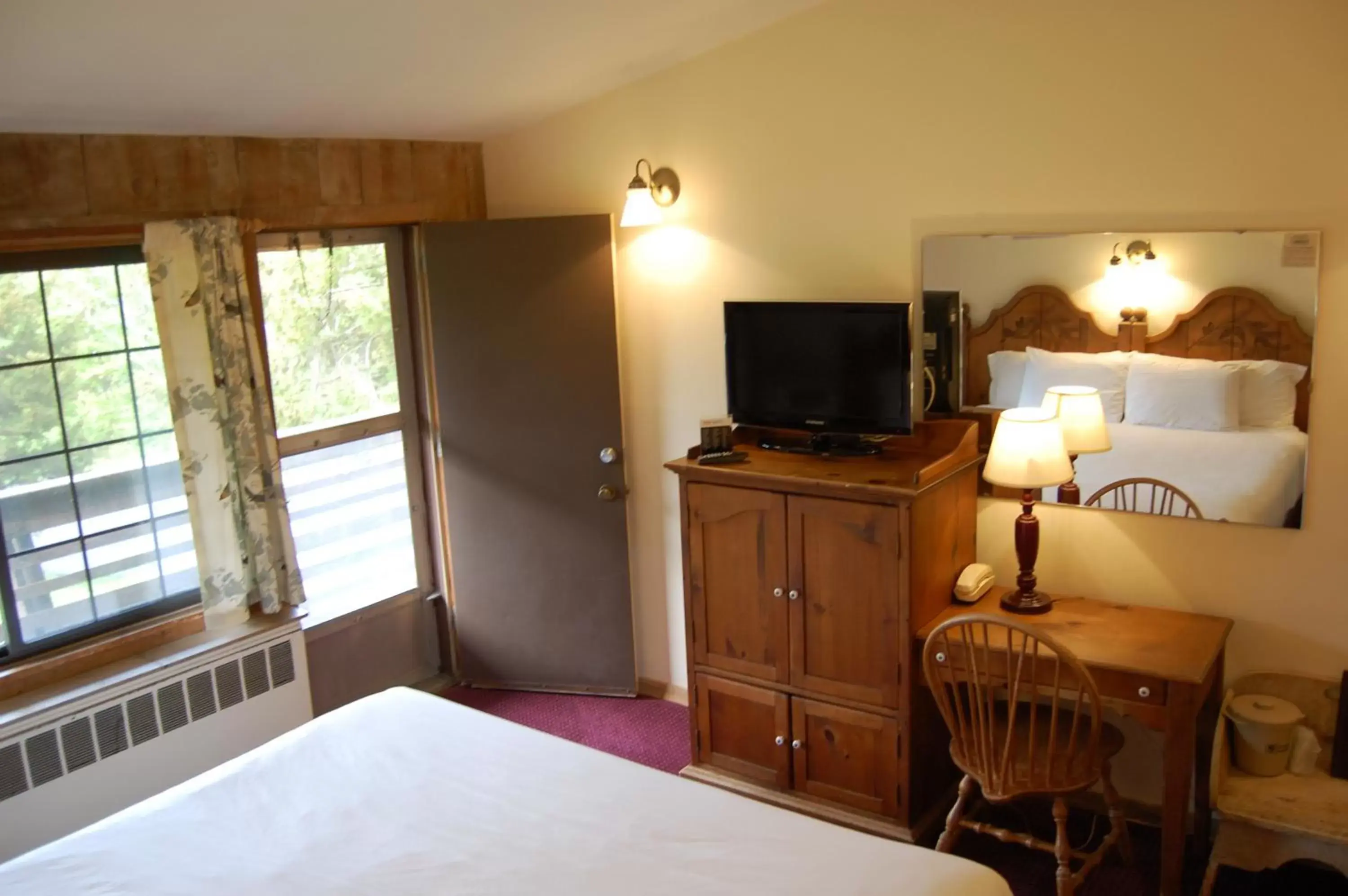 Bedroom, TV/Entertainment Center in Summit Lodge