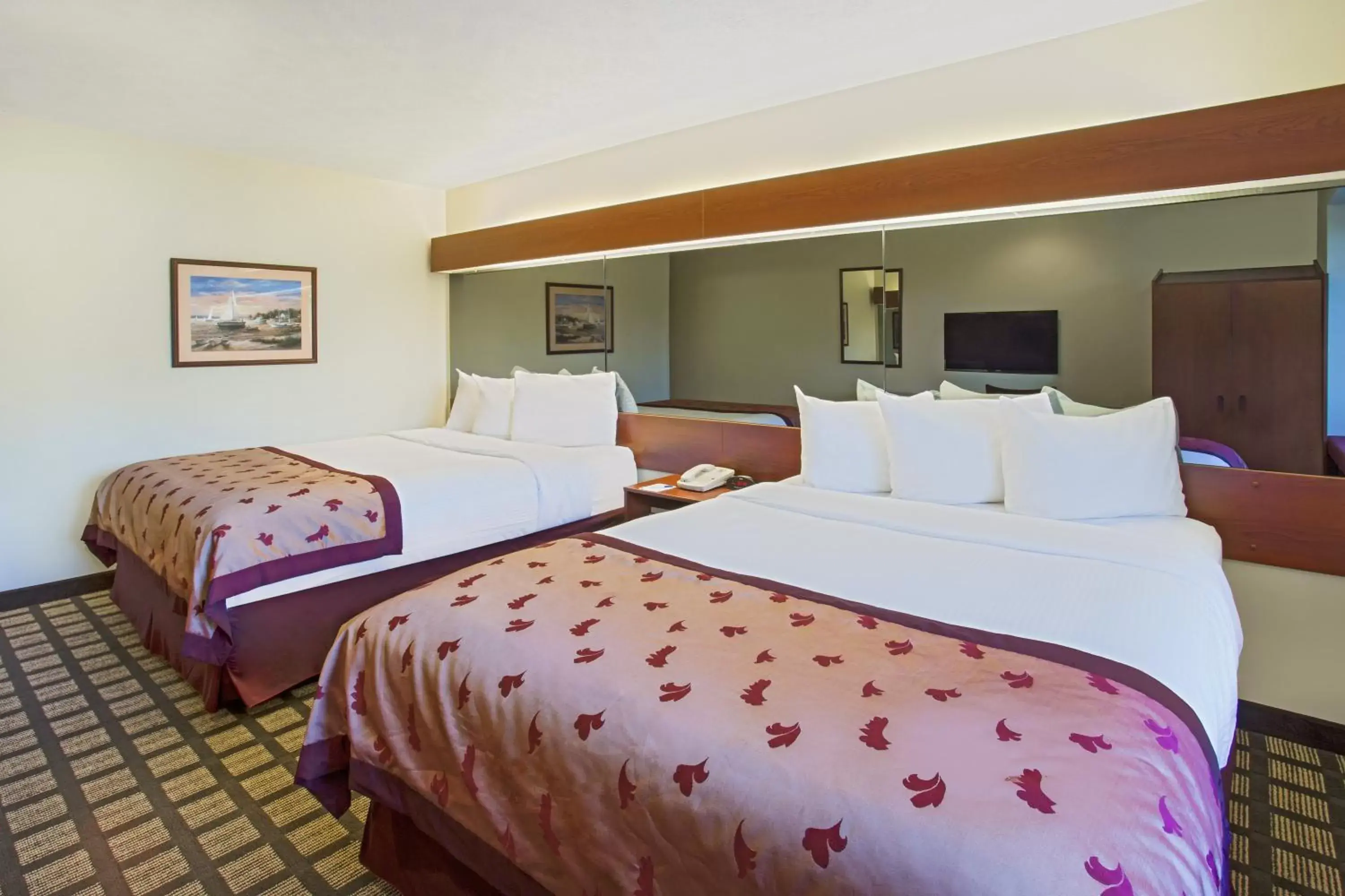 Photo of the whole room, Bed in Microtel Inn & Suites by Wyndham Holland