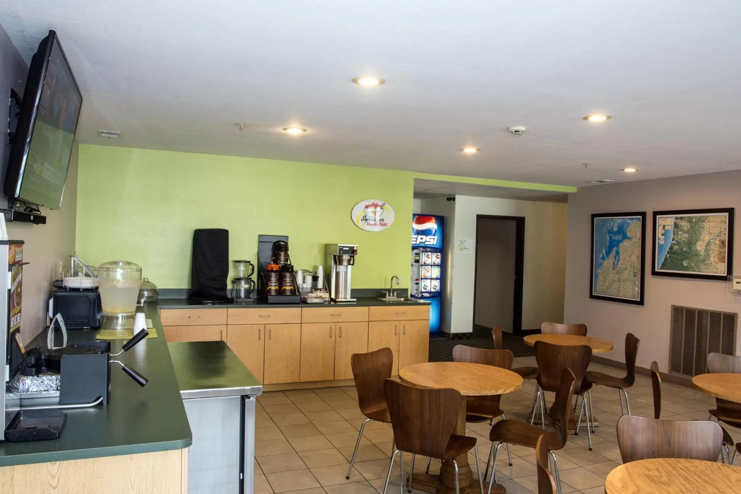 Continental breakfast, Restaurant/Places to Eat in Super 8 by Wyndham Manistee