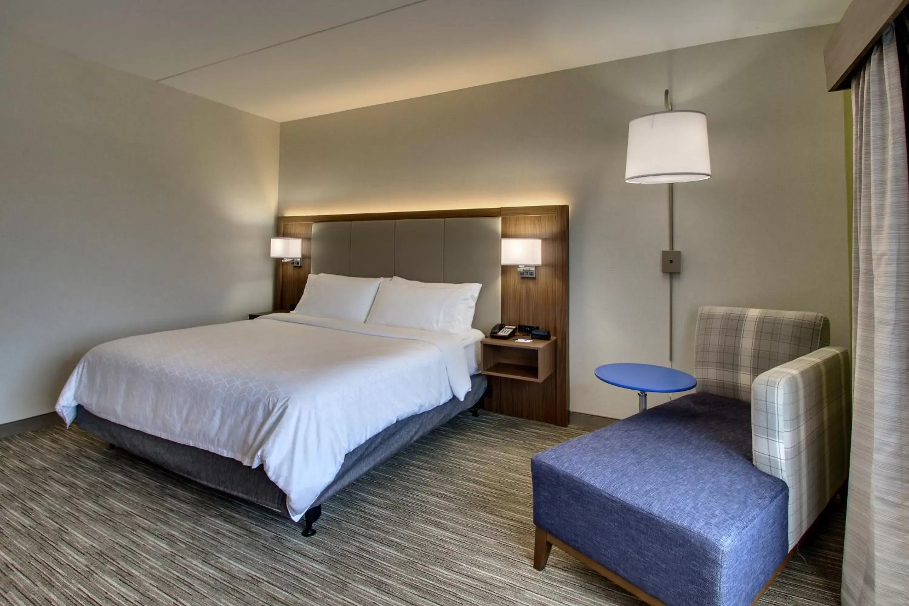 Photo of the whole room, Bed in Holiday Inn Express & Suites Troy, an IHG Hotel