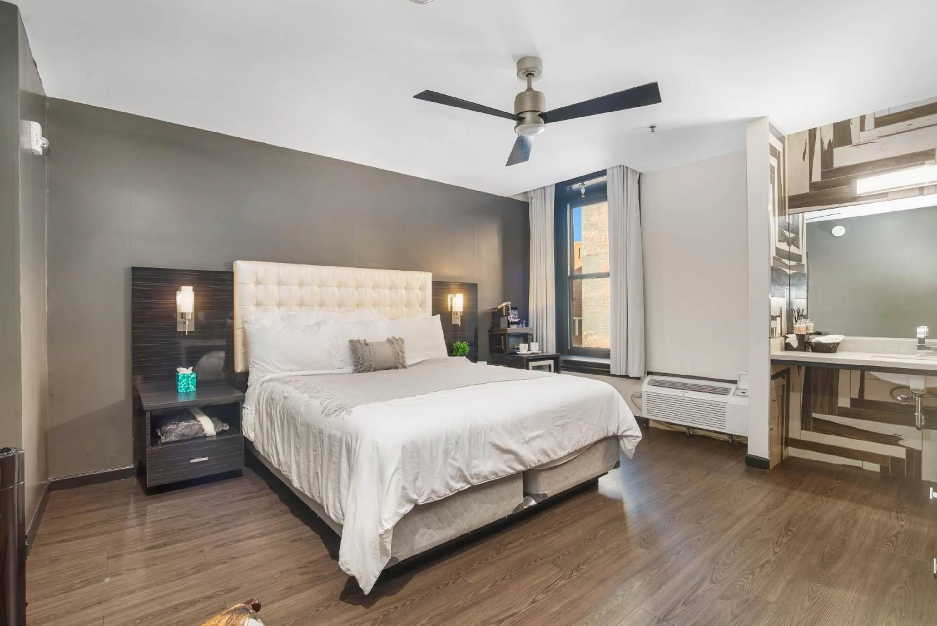 Photo of the whole room, Bed in Good Hotels Downtown Denver