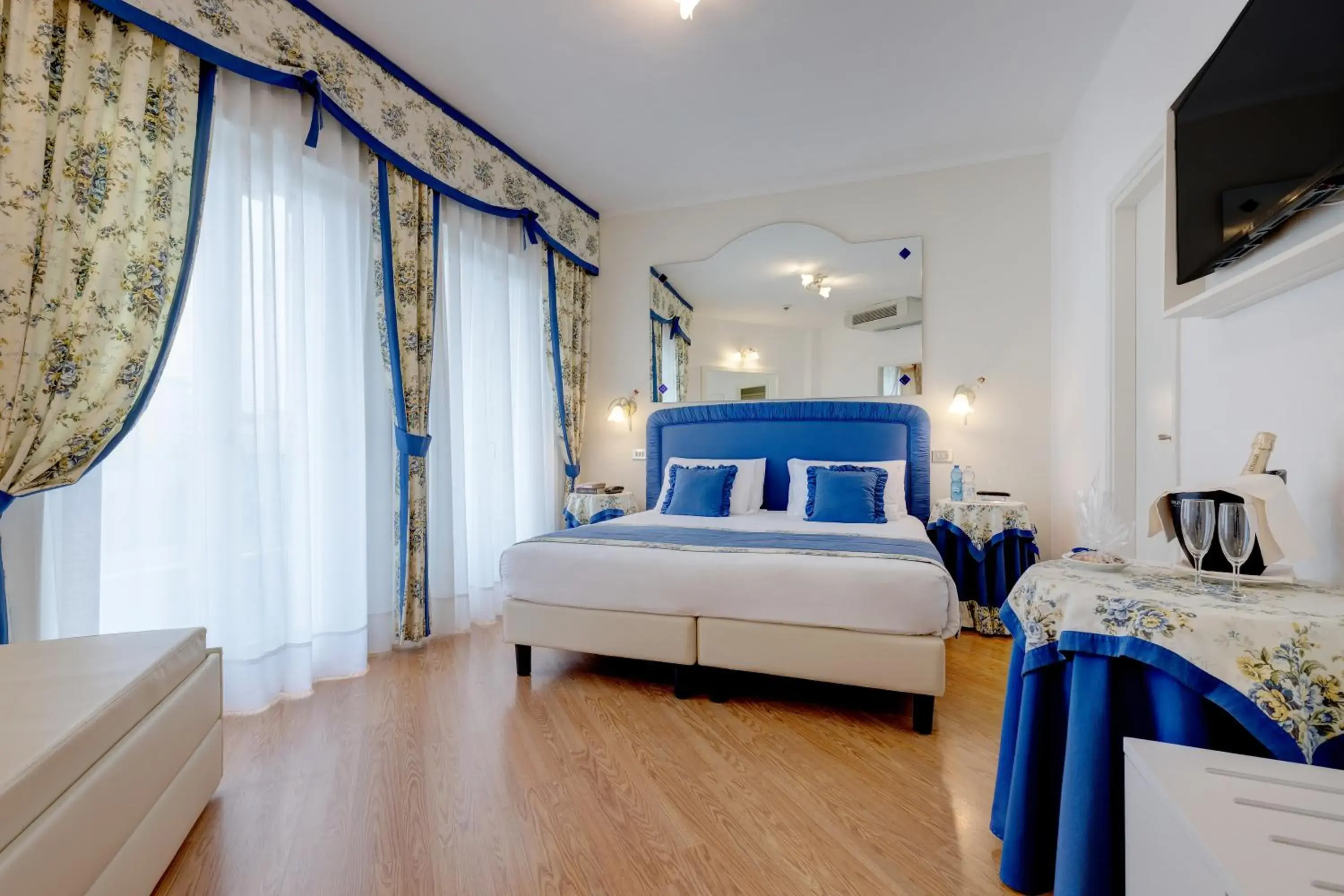 Bedroom, Bed in Hotel Cavalieri Palace