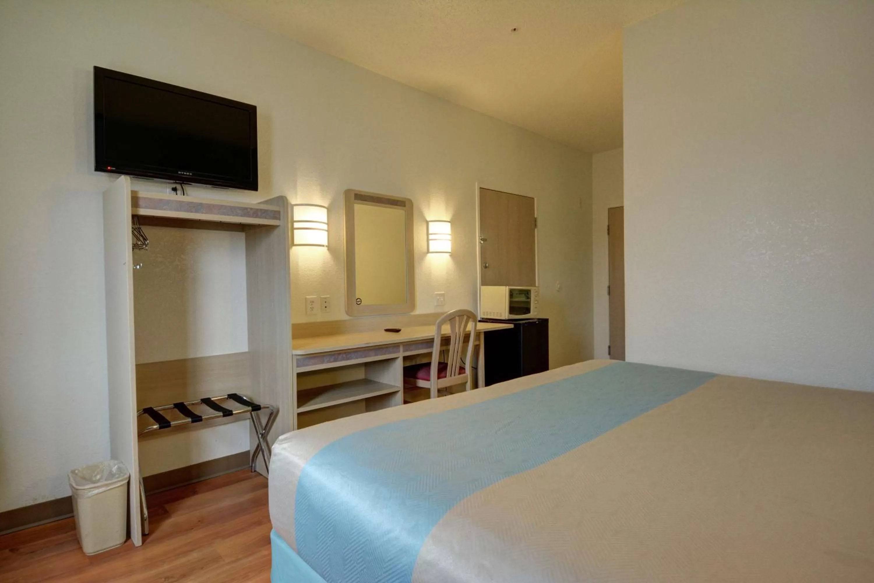 Photo of the whole room, Bed in Motel 6-Denison, TX