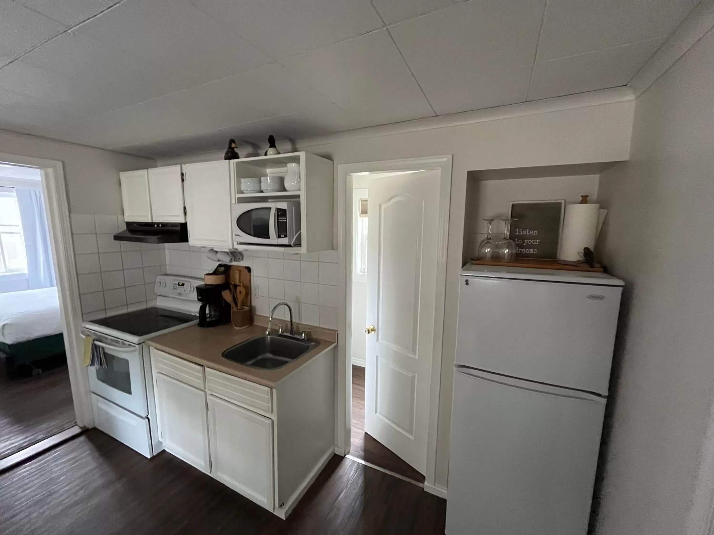 pet friendly, Kitchen/Kitchenette in Barefoot Villas and Retreat