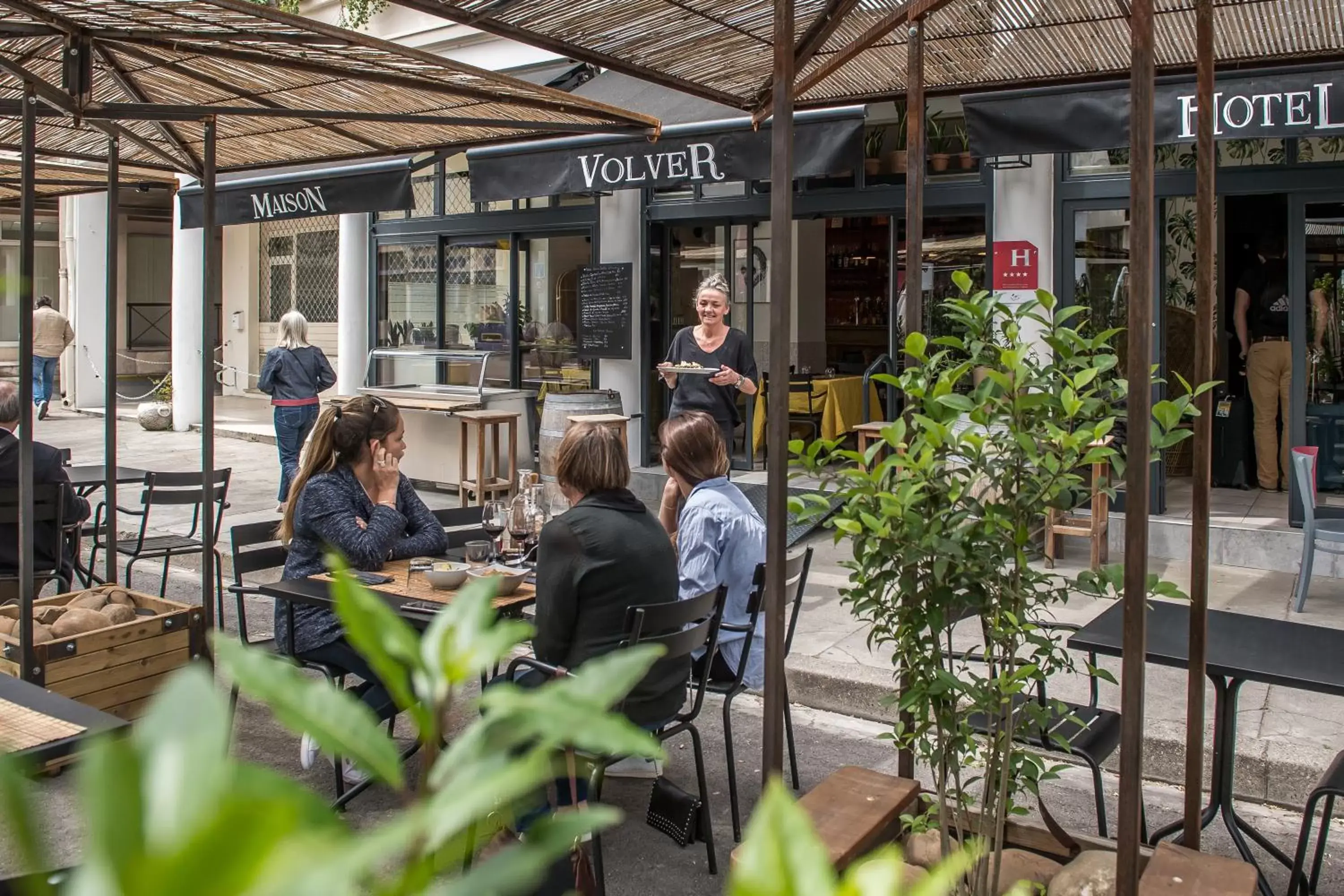 Patio, Restaurant/Places to Eat in Maison Volver