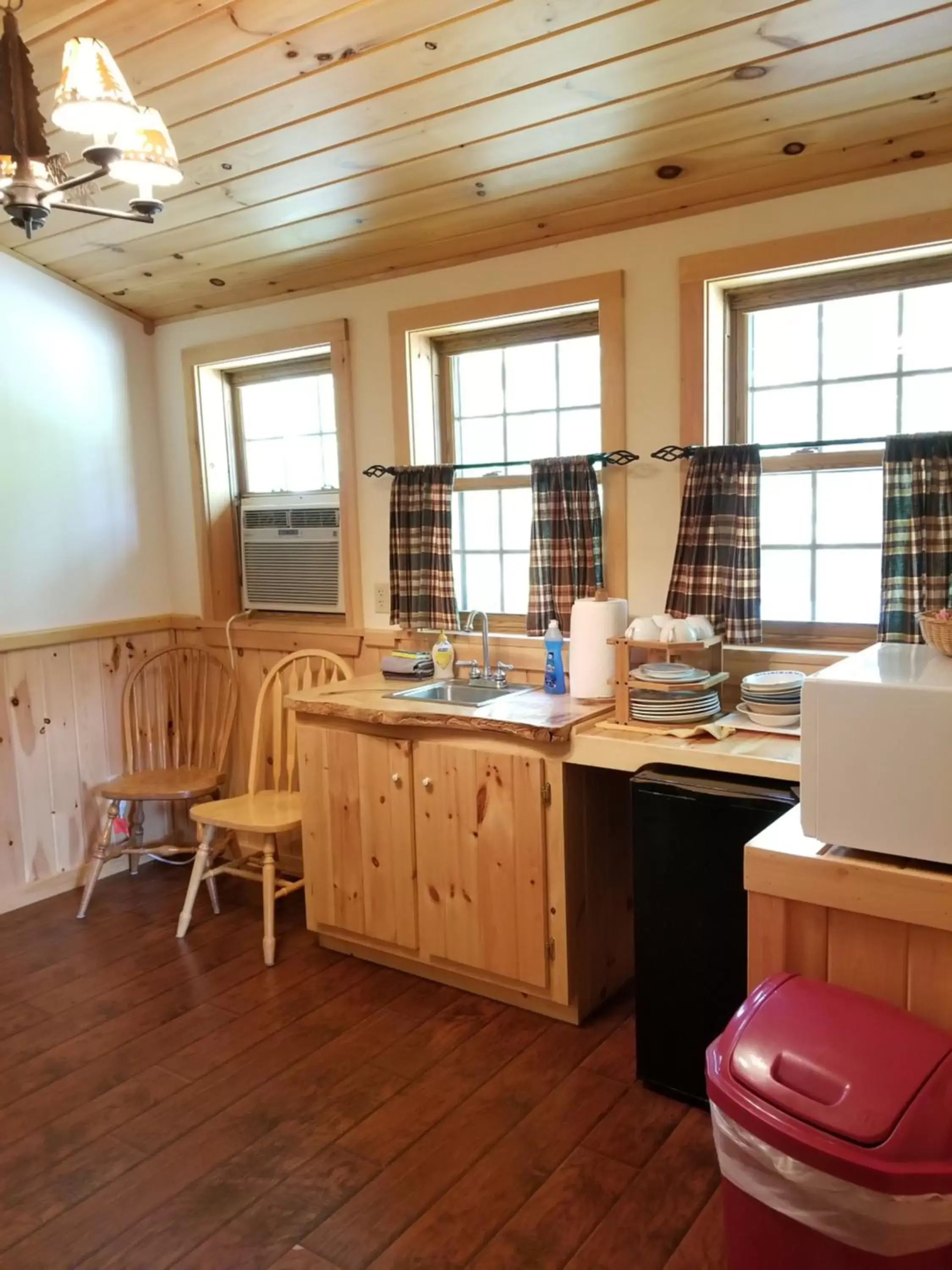 Kitchen or kitchenette, Kitchen/Kitchenette in Trails End Inn