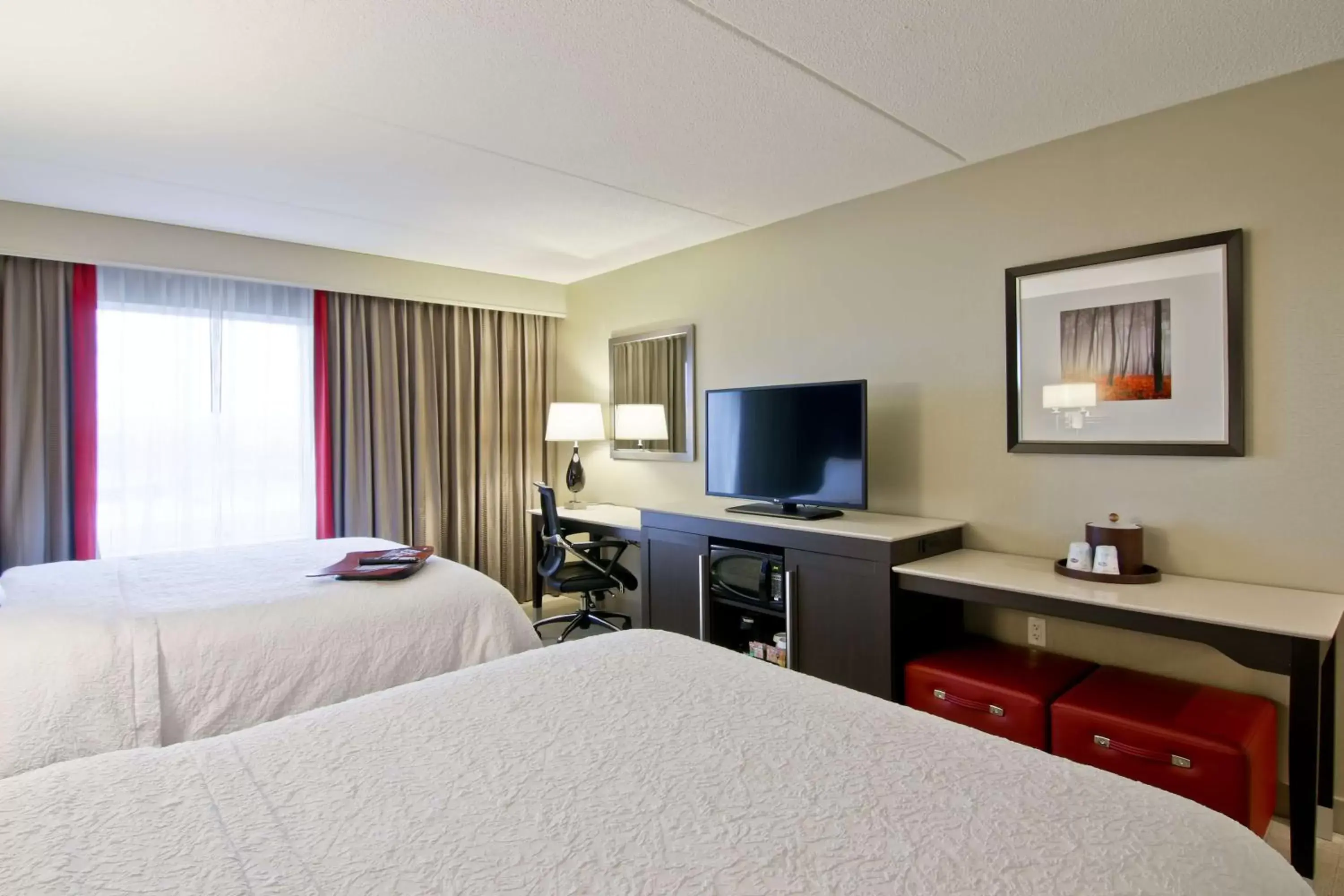 Bed, TV/Entertainment Center in Hampton Inn & Suites by Hilton Toronto Markham