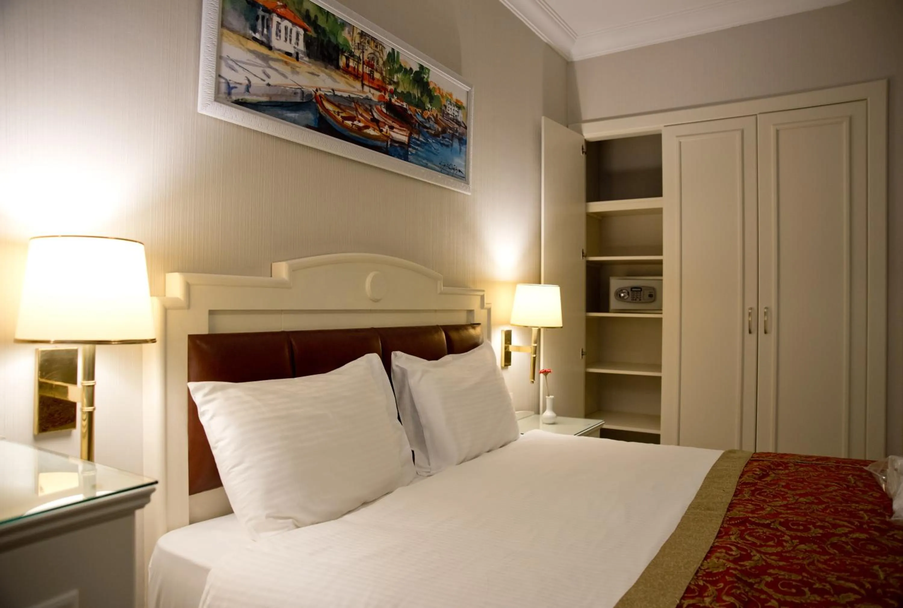 Photo of the whole room, Bed in Taksim Metropark Hotel