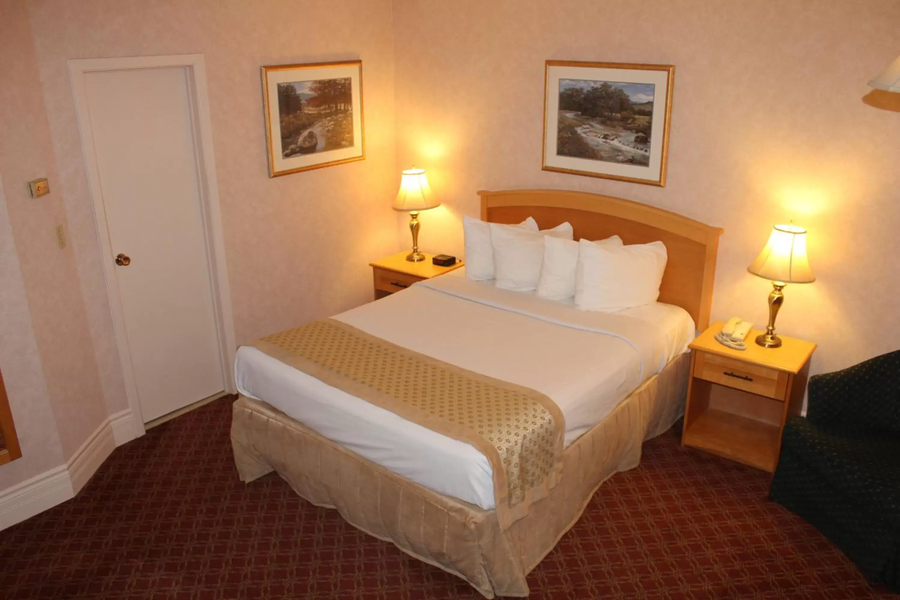 Photo of the whole room, Bed in Sword Inn Bancroft