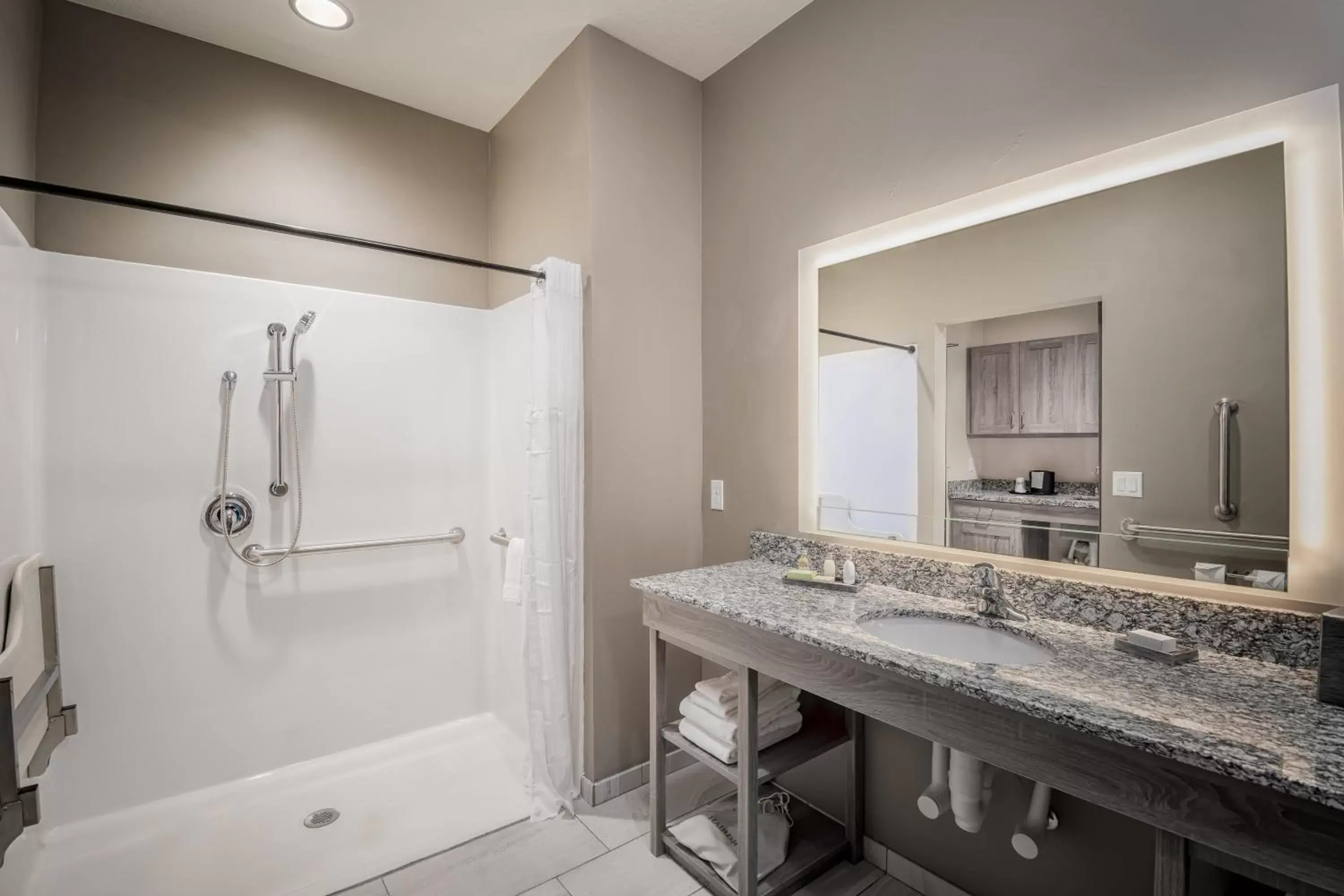 Shower, Bathroom in Best Western Plus Heber Valley Hotel