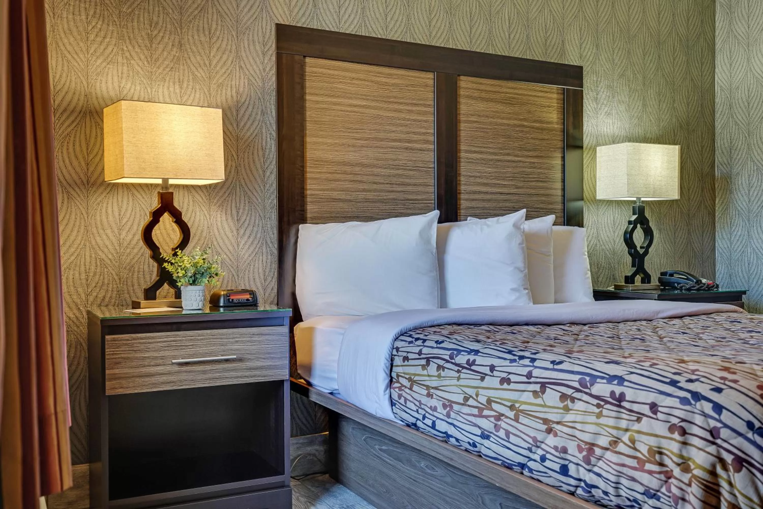 Photo of the whole room, Bed in Blue Creek Inn