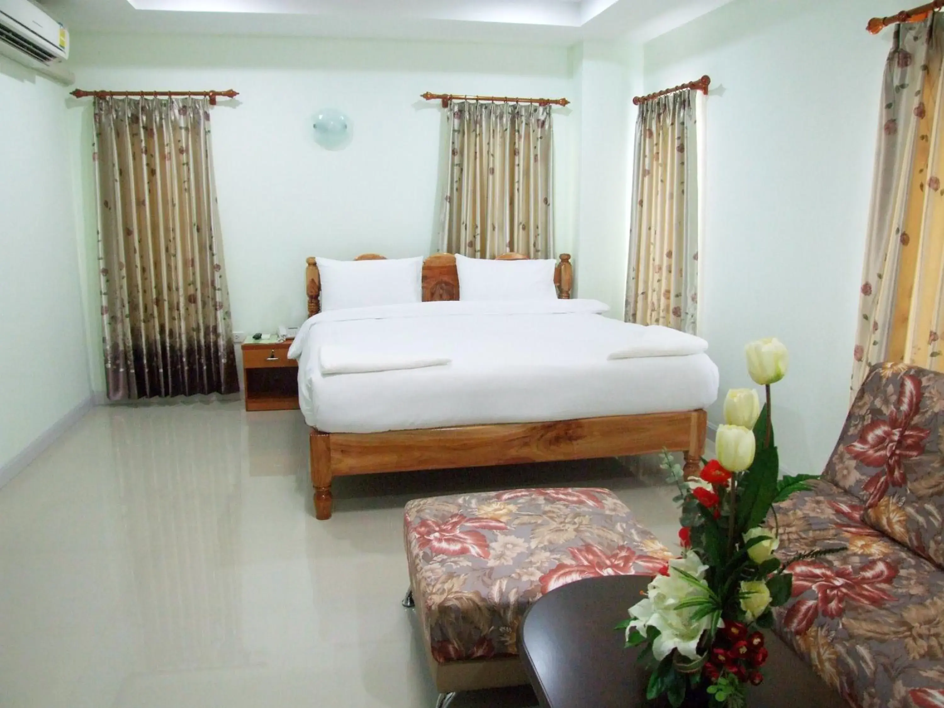 Bed in Rueanrimnam Hotel