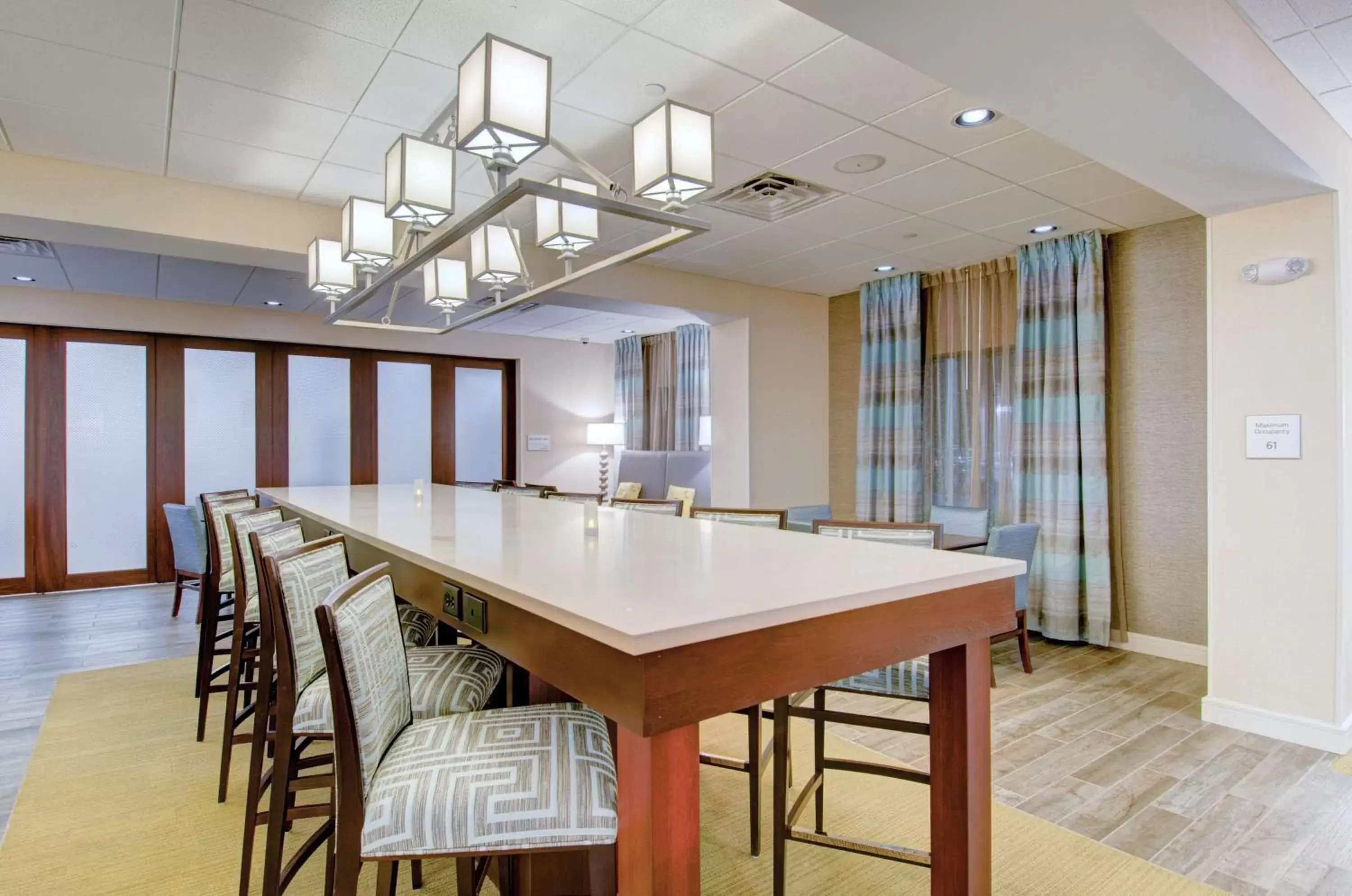 Dining area in Hampton Inn Boston - Westborough