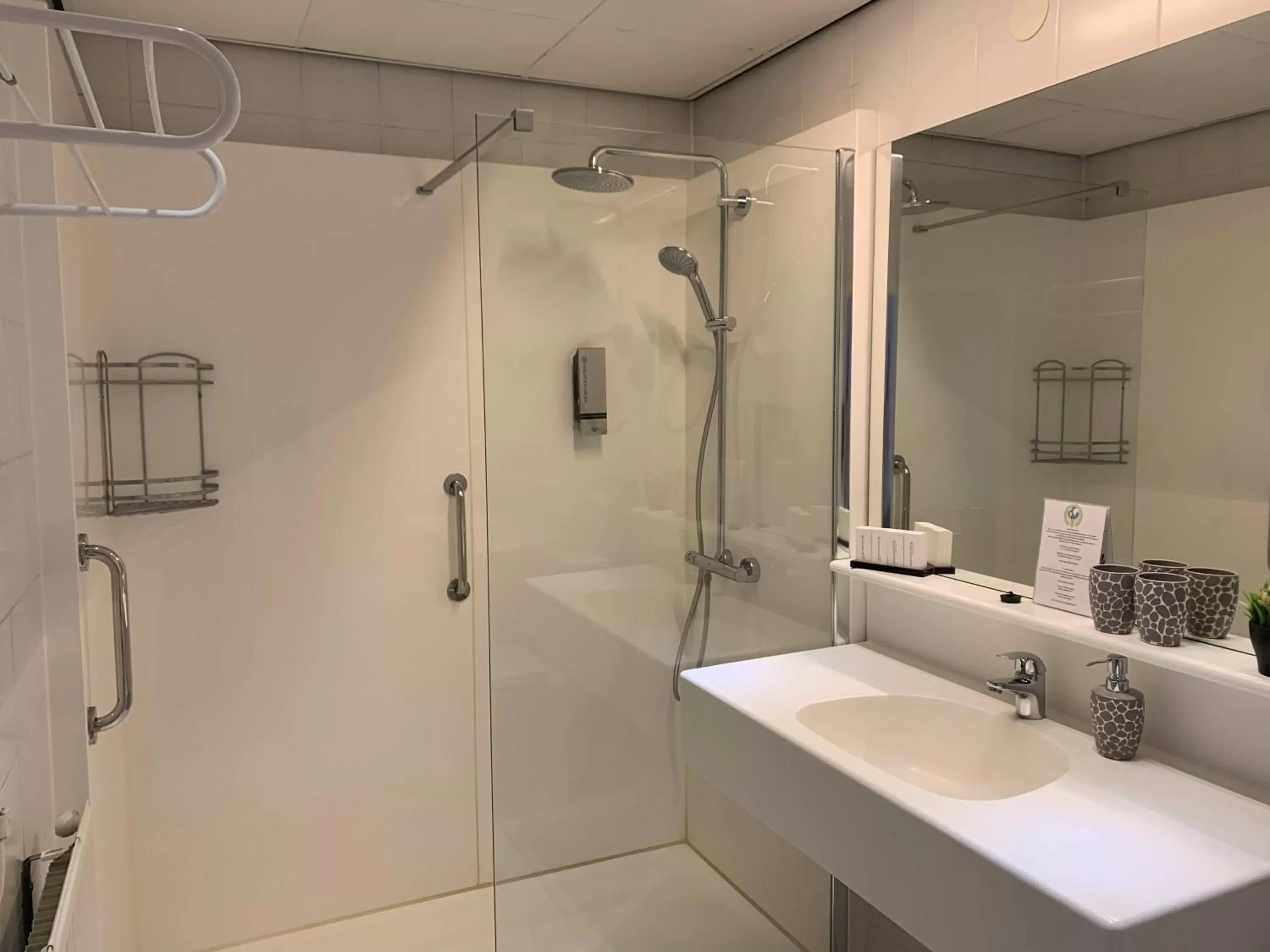 Shower, Bathroom in Hotel Fita