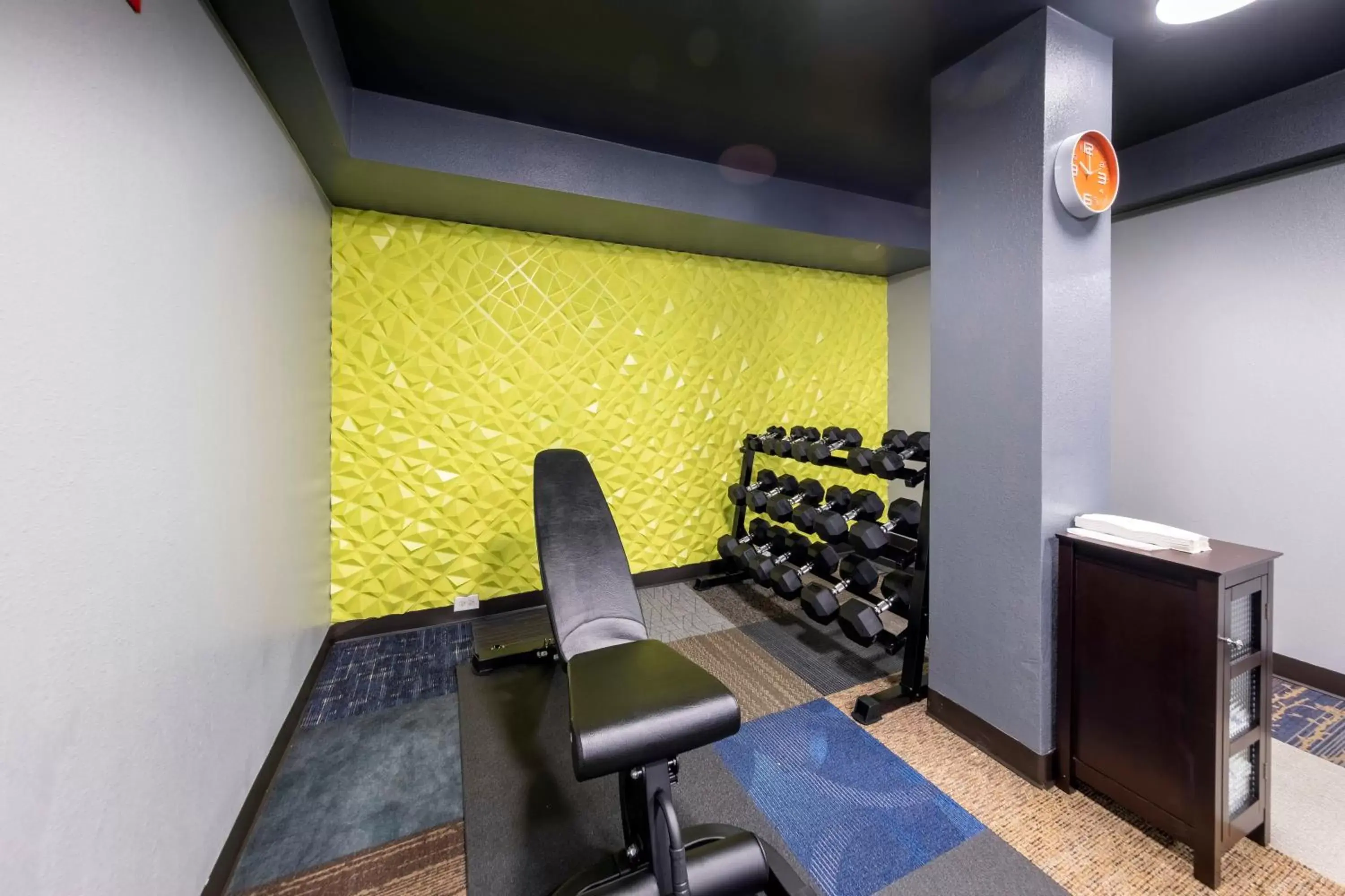 Fitness centre/facilities in HomeTown Inn by Red Roof East Syracuse