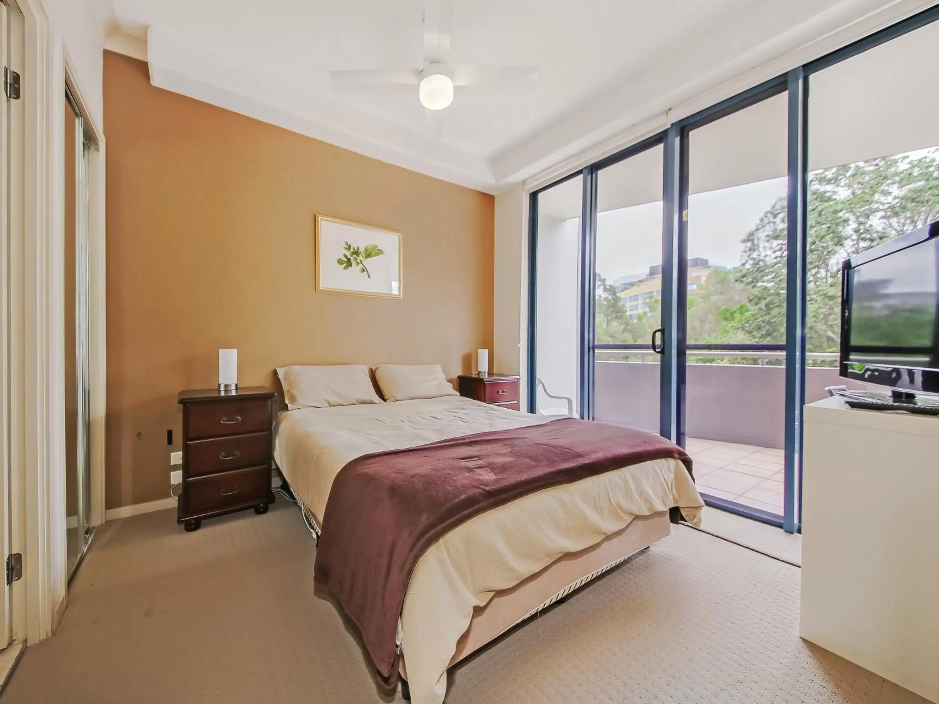 Bedroom, Bed in Inn on the Park Apartments