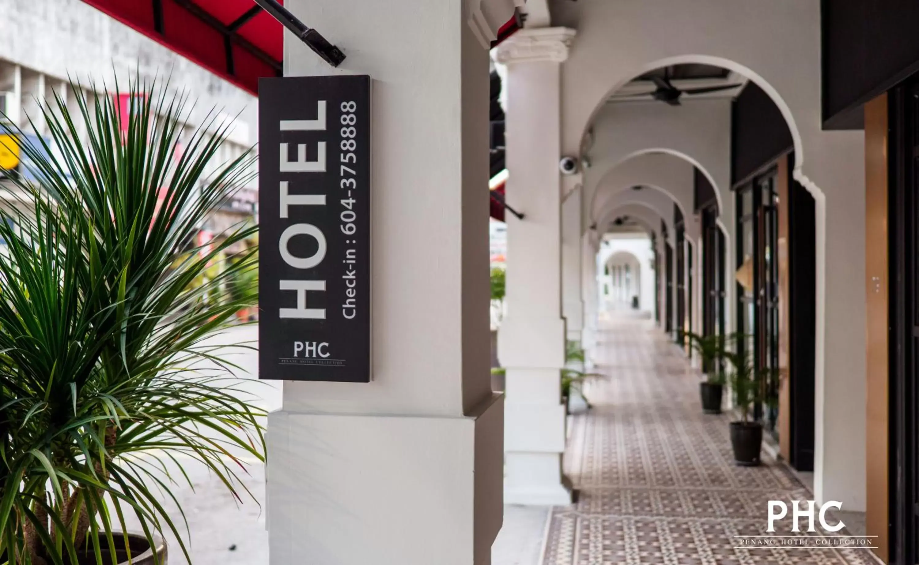 Facade/entrance in Bahari Parade Hotel by PHC
