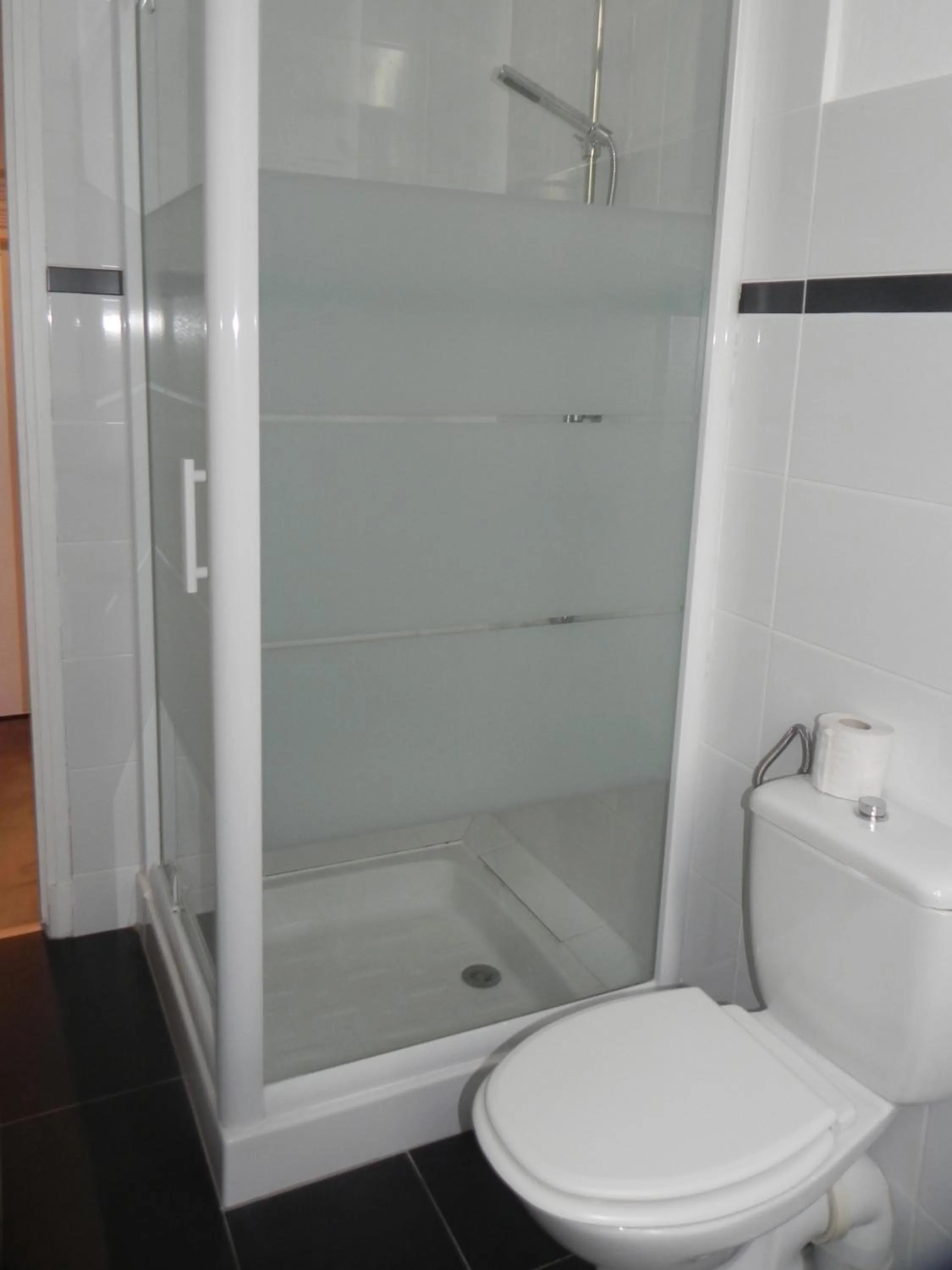 Bathroom in The Originals Boutique, Villa Montpensier, Pau