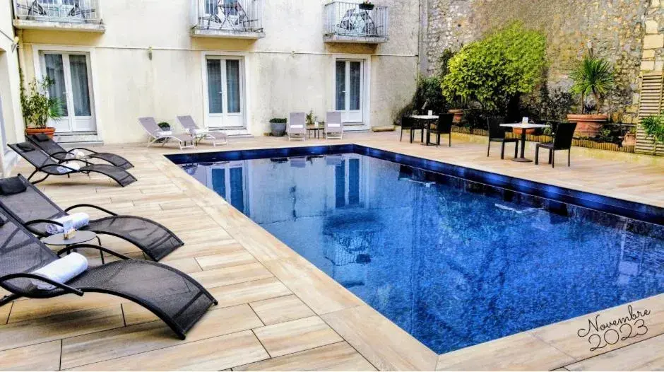 Swimming Pool in Hôtel Le Yachtman