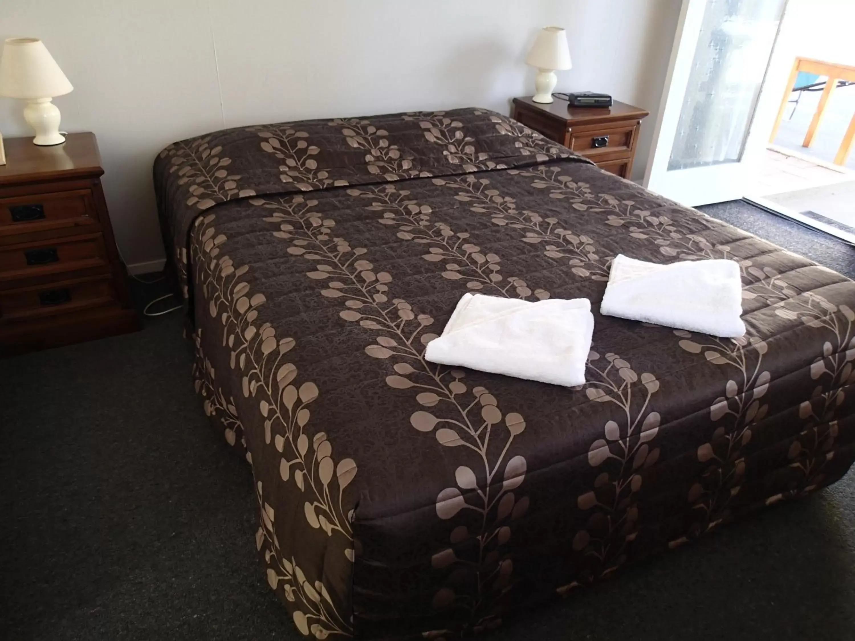 Bed in Mountain View Motel