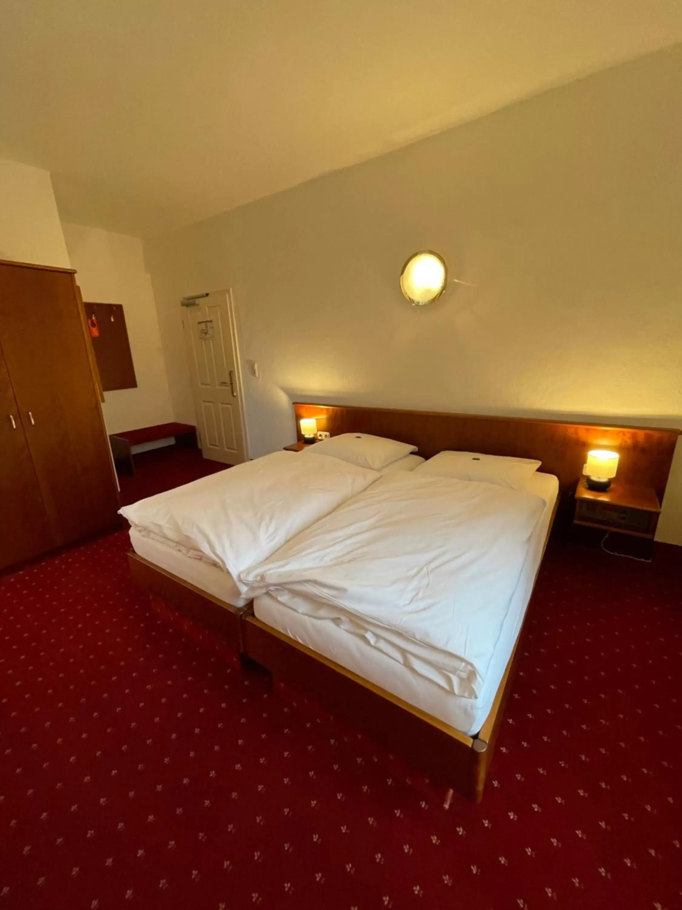 Bedroom, Bed in Hotel Mintarder Wasserbahnhof