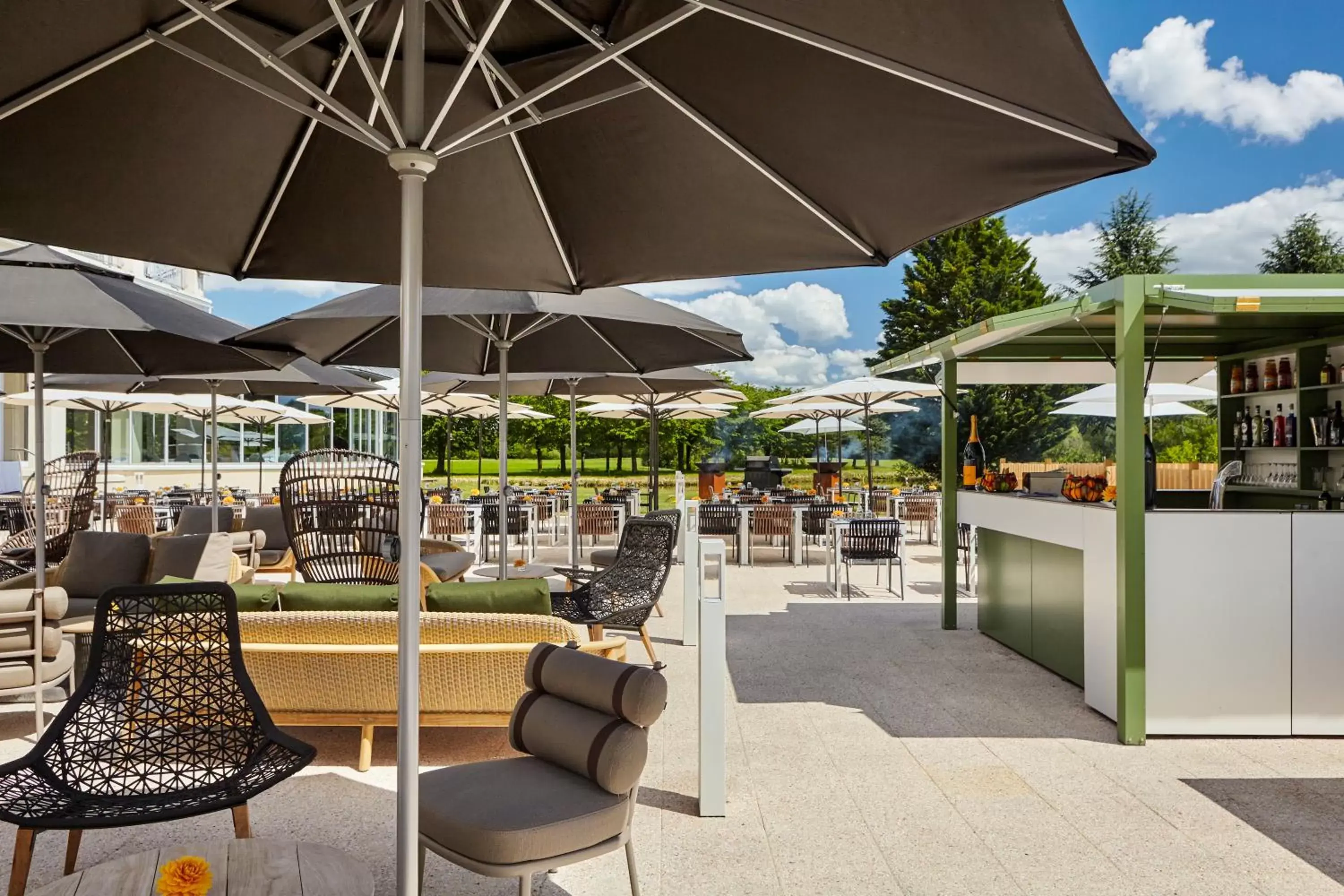 Patio in Mercure Chantilly Resort & Conventions