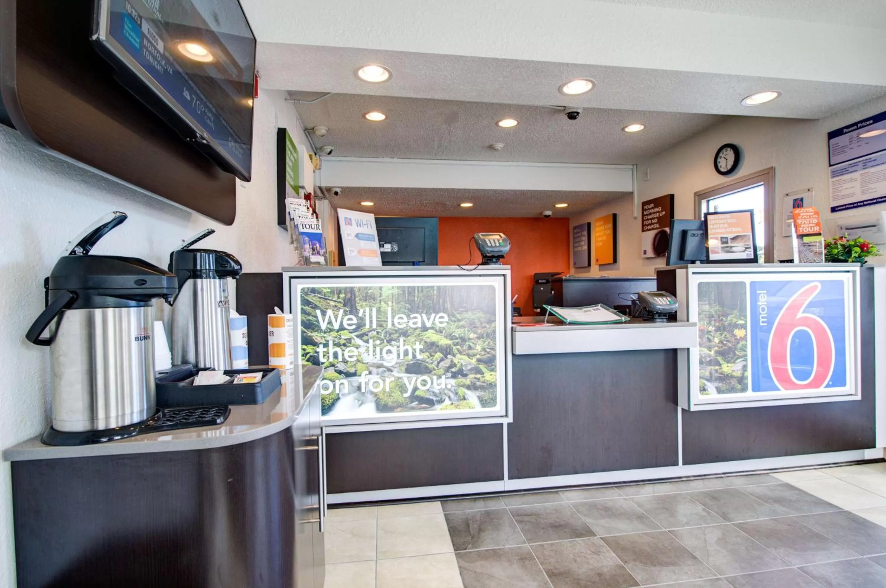 Communal lounge/ TV room in Motel 6-Seattle, WA - Airport