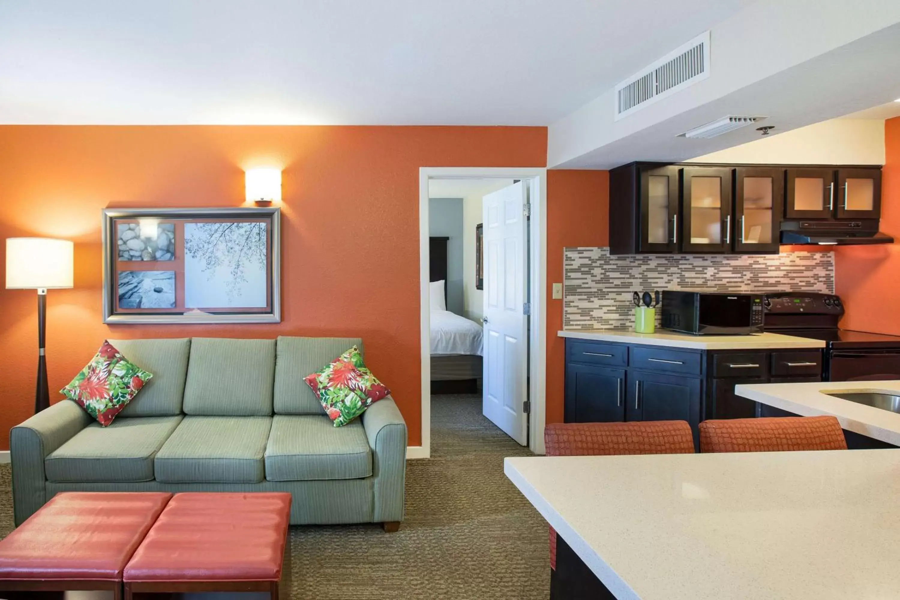 Living room, Kitchen/Kitchenette in Sonesta ES Suites Orlando - Lake Buena Vista
