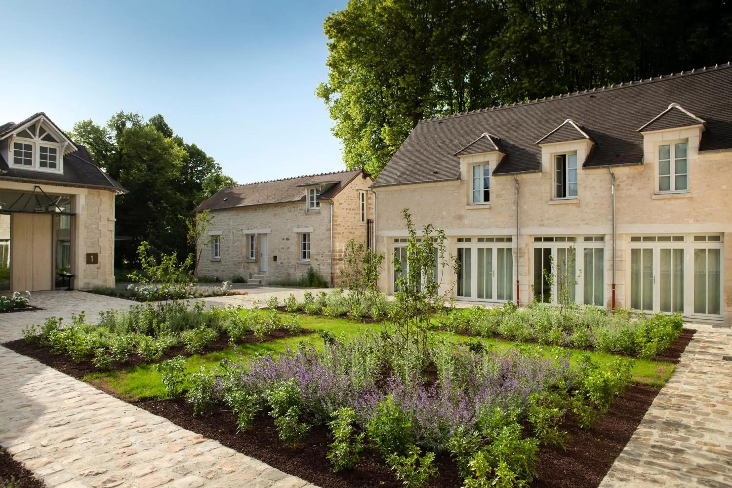 Day, Property Building in Le Grand Pavillon Chantilly