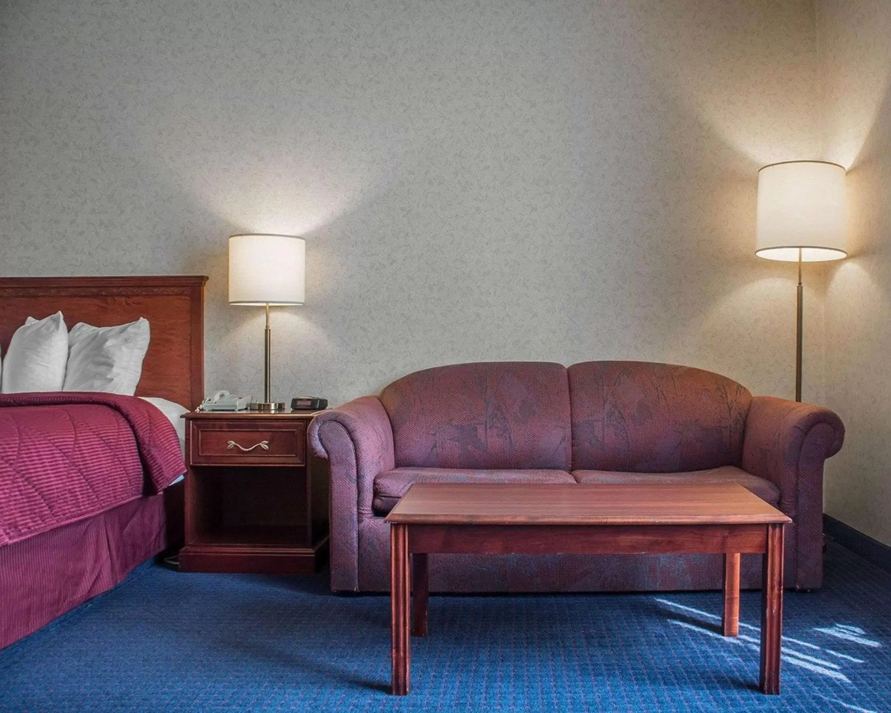 Photo of the whole room, Seating Area in Quality Hotel & Suites Woodstock