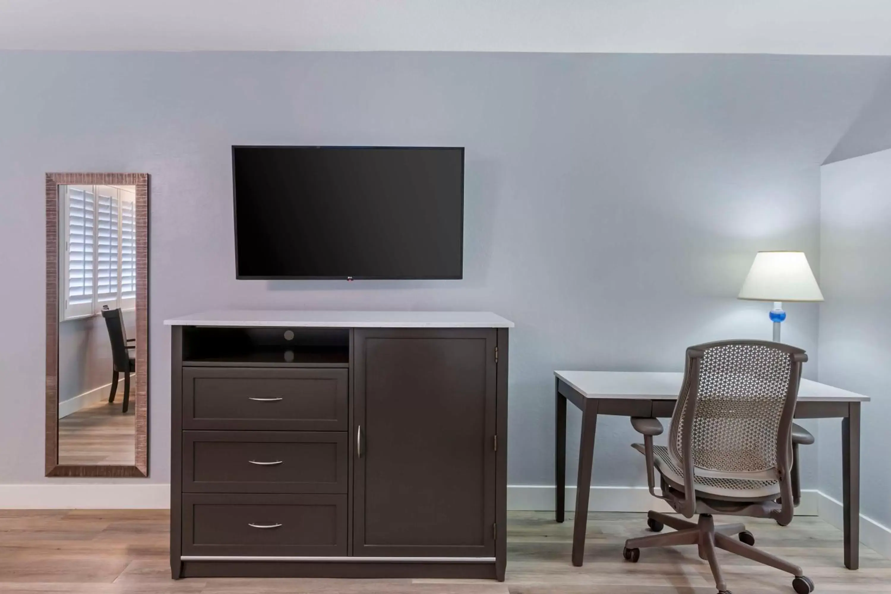 Bedroom, TV/Entertainment Center in Best Western Space Age Lodge