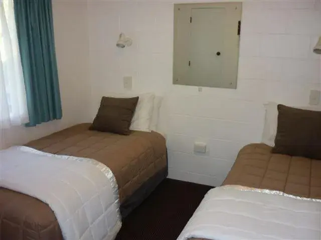 Bed in Harbour View Motel