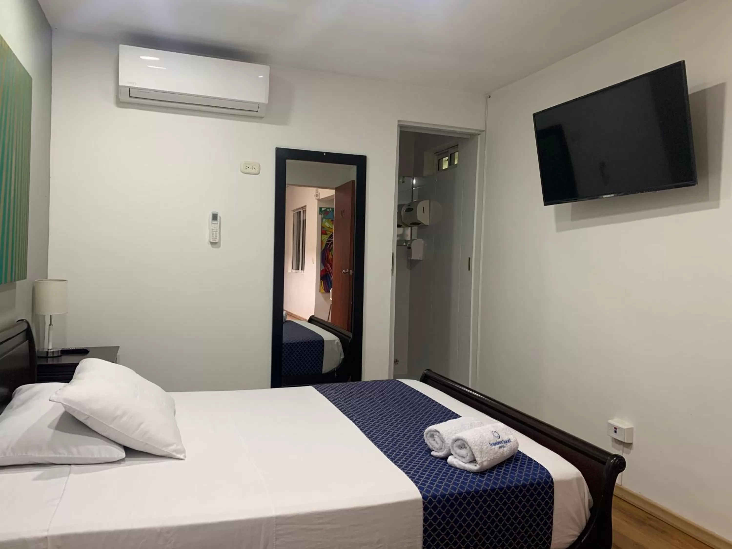 Toilet, Bed in Hotel Travelers Sport