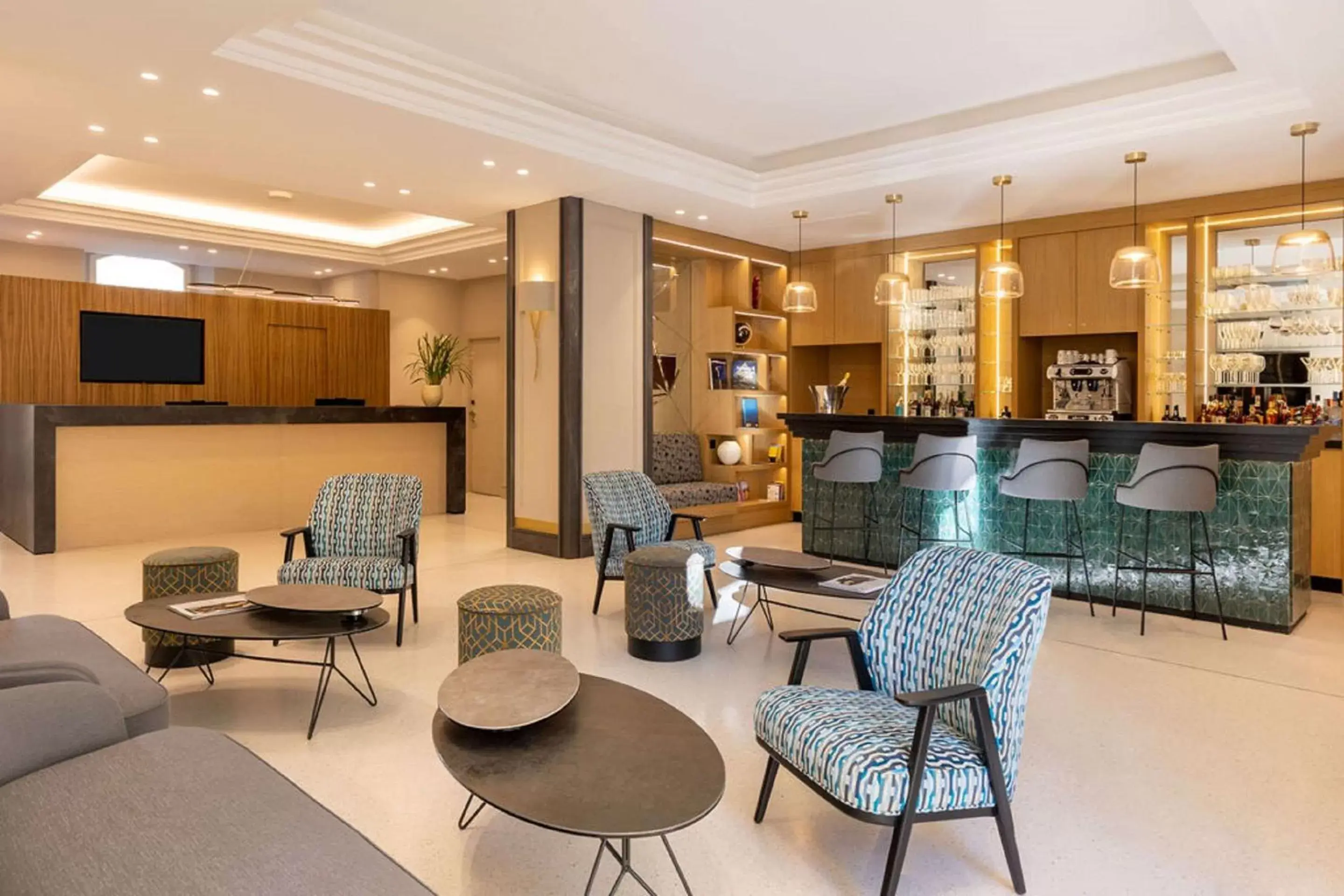 Lounge or bar, Lobby/Reception in Hôtel Apollinaire Nice