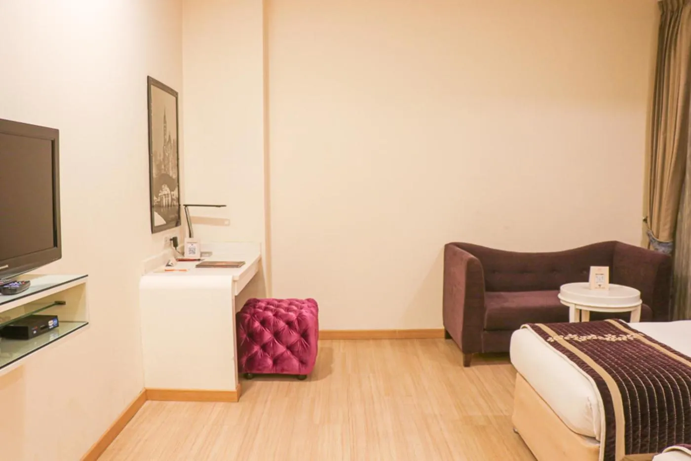 Seating area, Bed in Hotel Eternity