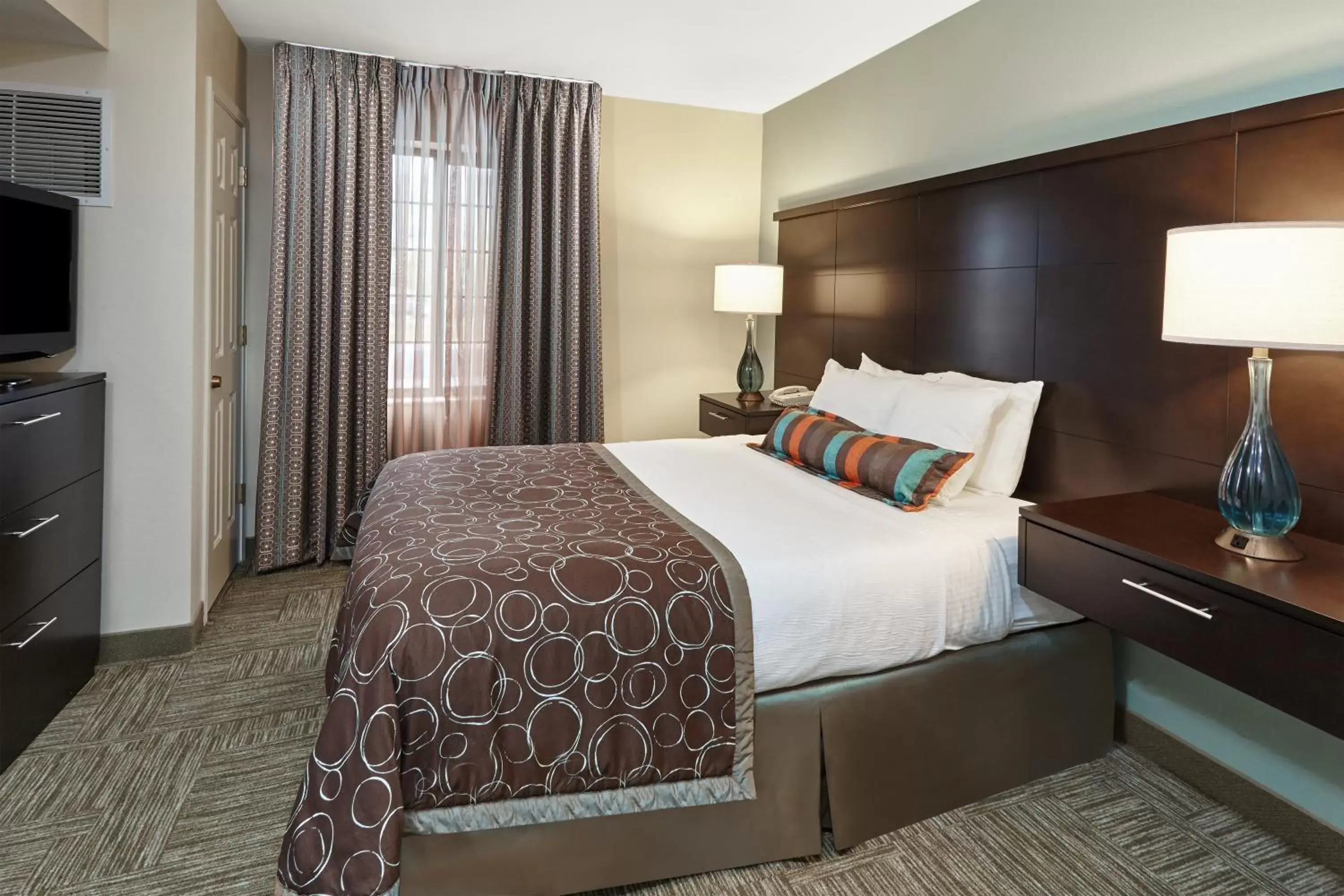 Bedroom, Bed in Staybridge Suites Glenview, an IHG Hotel
