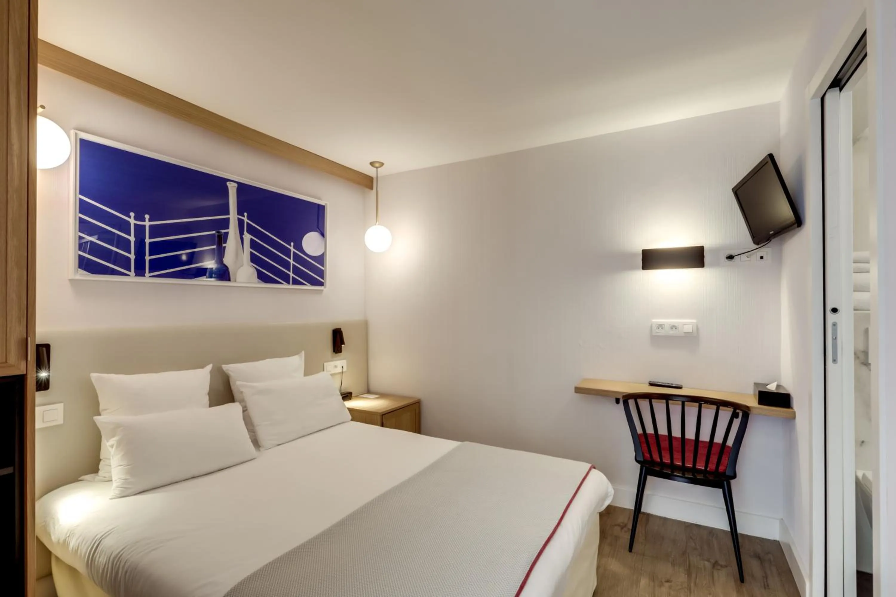 Photo of the whole room, Bed in Hôtel Alexandrine Opera